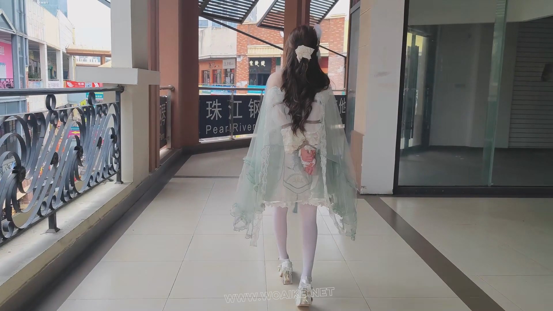 药师户外 模特芊橙，身材颜值都很棒，户外系列，在人特别多的购物广场，穿Lolita服 预览图
