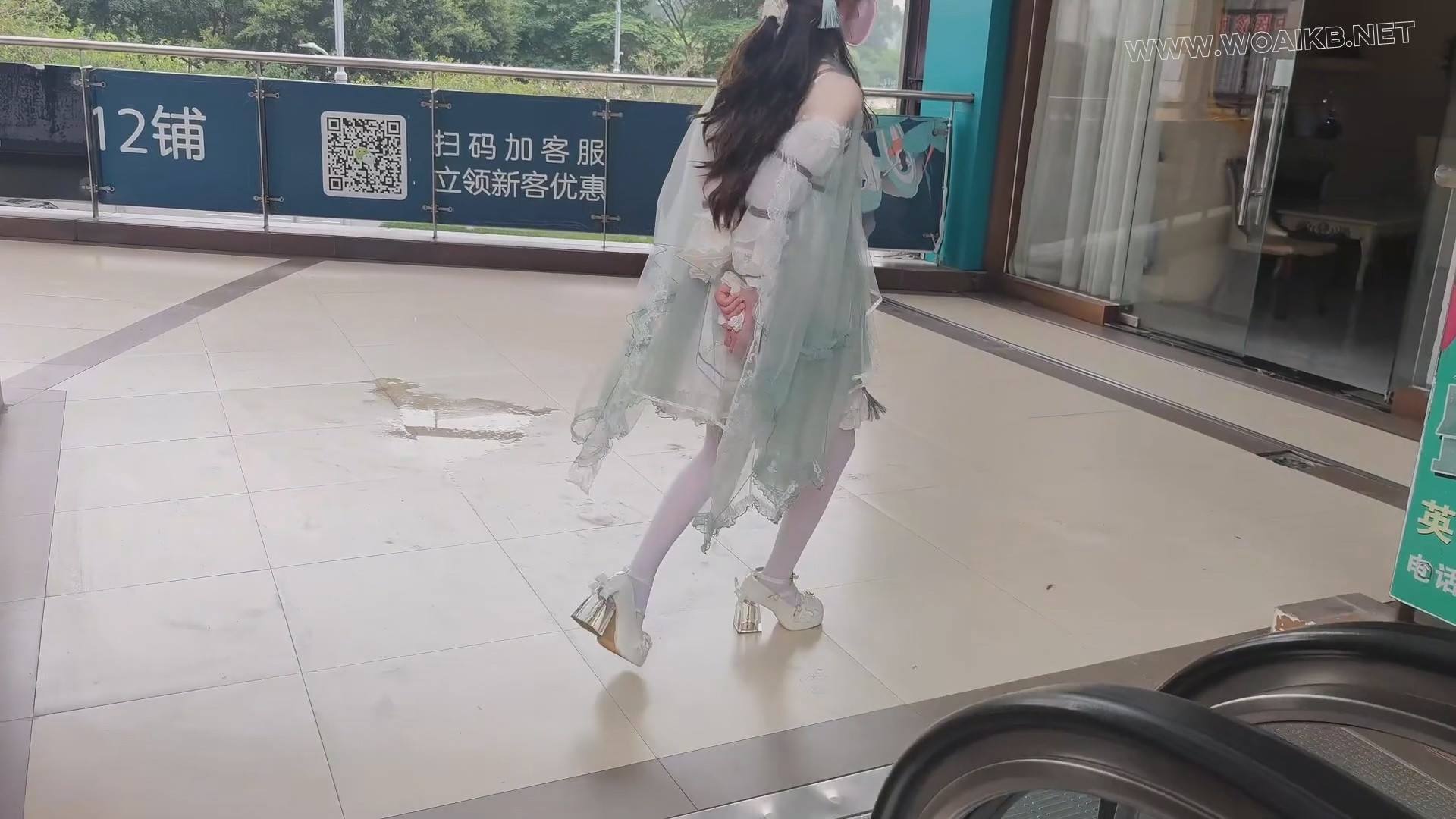 药师户外 模特芊橙，身材颜值都很棒，户外系列，在人特别多的购物广场，穿Lolita服 预览图