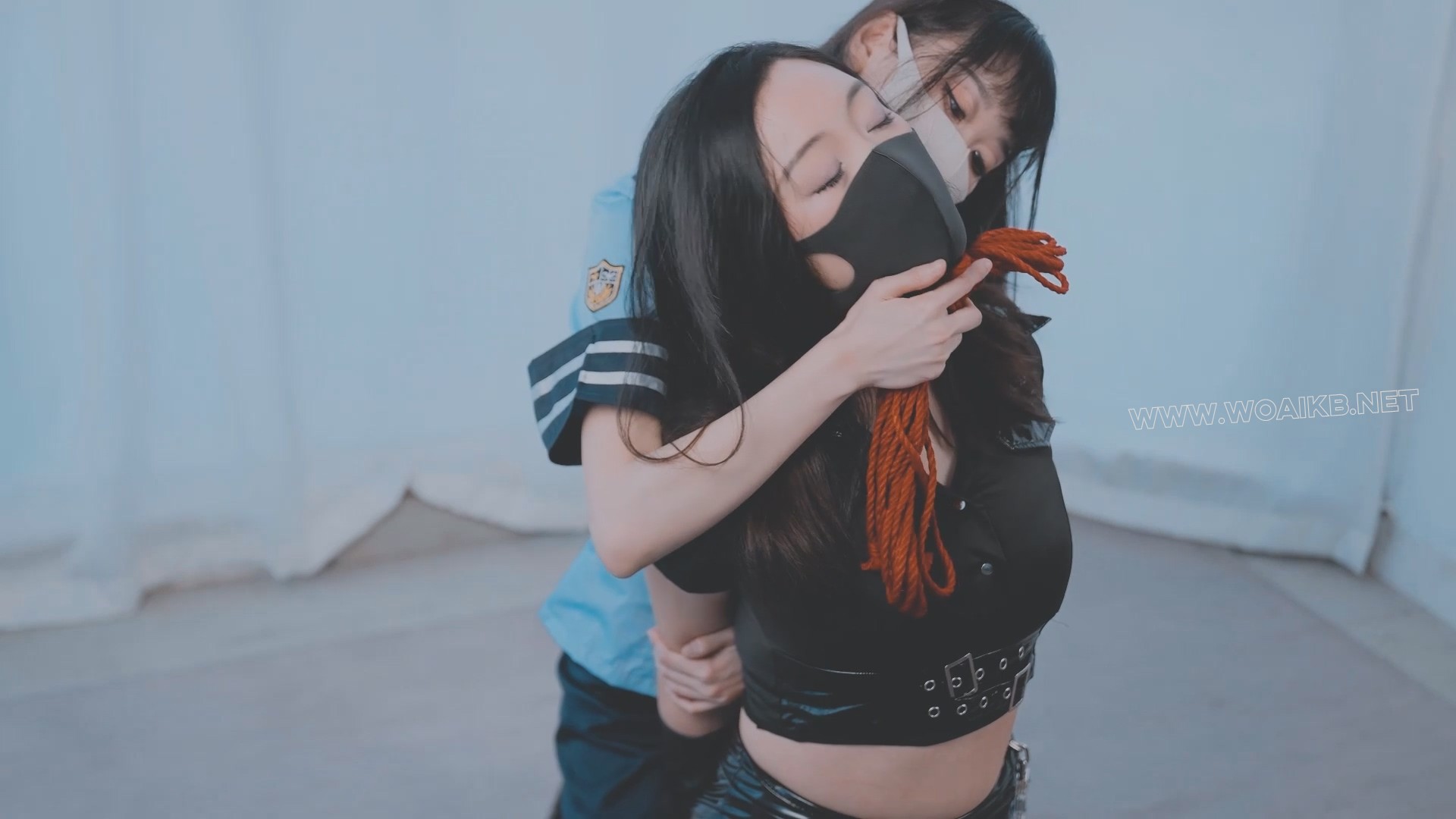 反差！日系甜妹VS美系御姐，瘦弱甜妹捆绑丰满御姐！女女百合，捆绑乱摸！最后双双 预览图