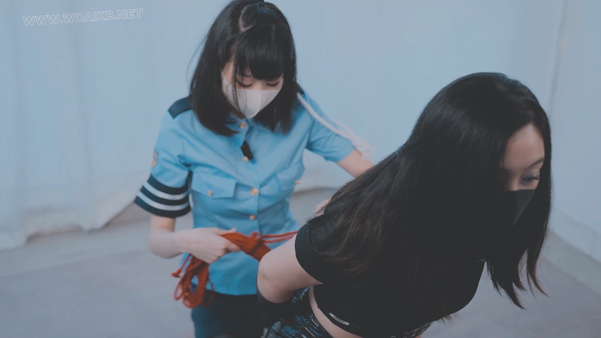 反差！日系甜妹VS美系御姐，瘦弱甜妹捆绑丰满御姐！女女百合，捆绑乱摸！最后双双 预览图