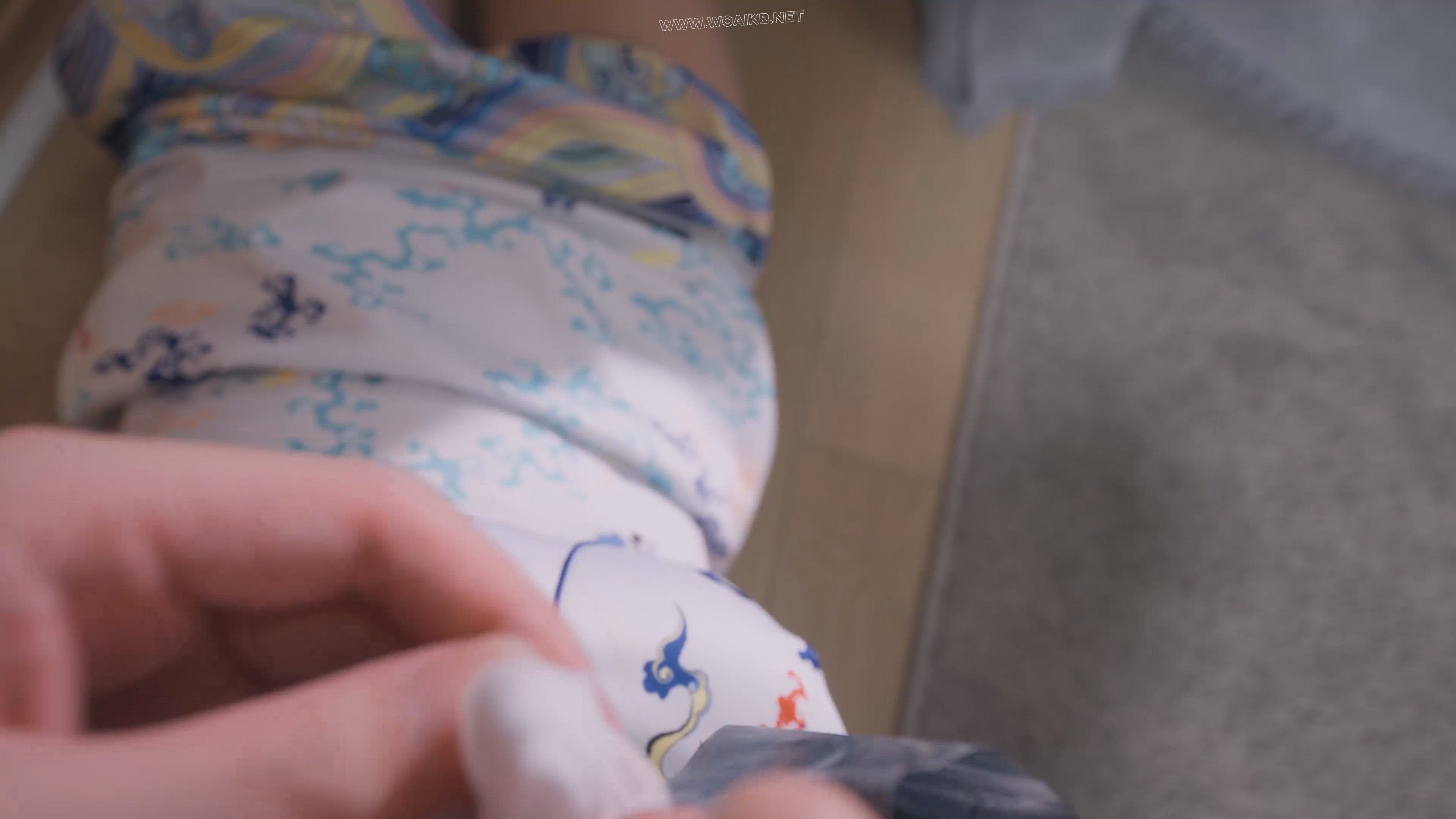 《被入室绑架折磨的空姐》性感空姐上班前，被歹徒在门口劫持，拉回家中，狠狠折磨！ 预览图