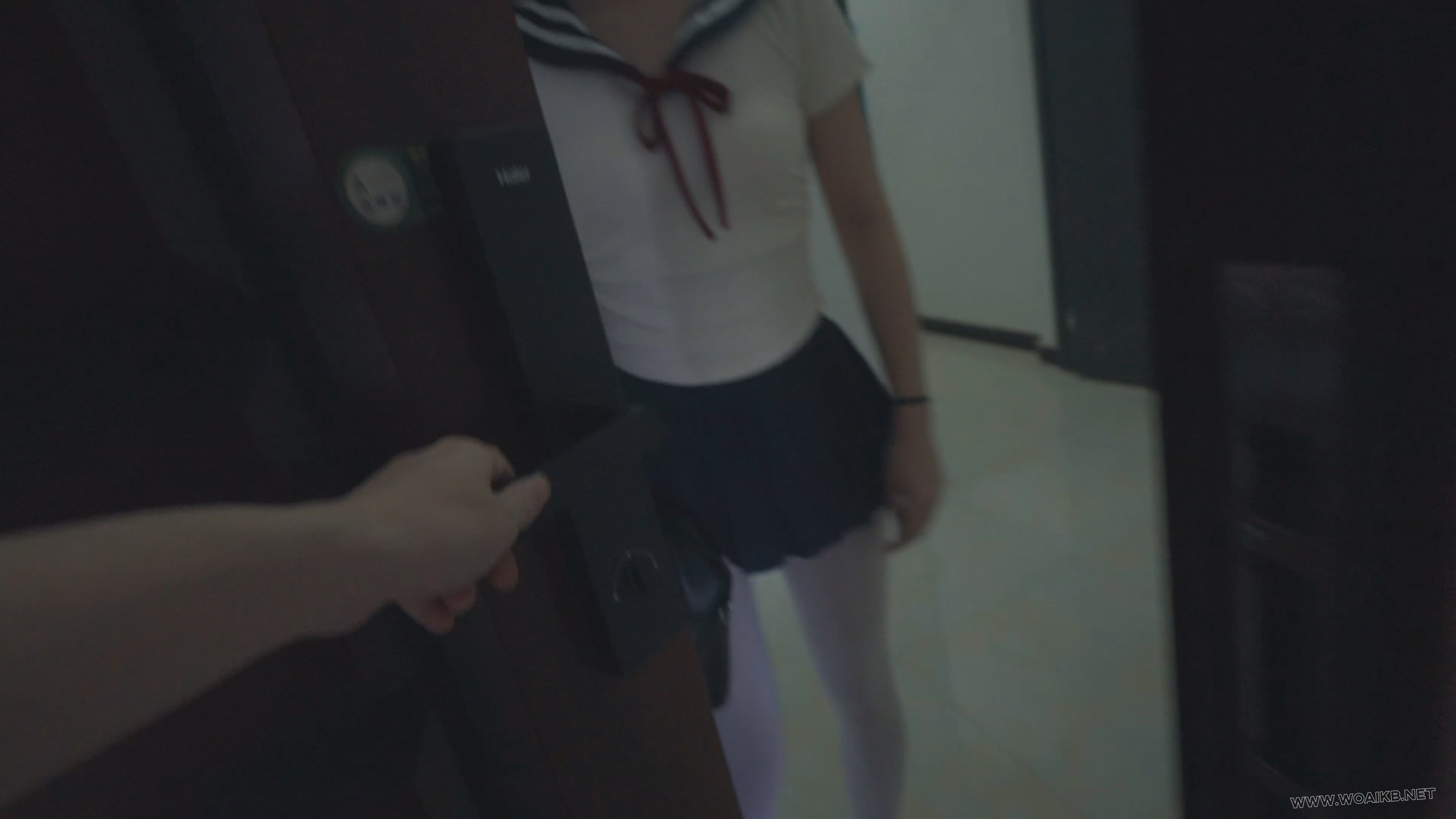 《差生的课后惩罚》课后补习的女同学敲响了老师家的门，没想到被老师在水杯里下了… 封面图