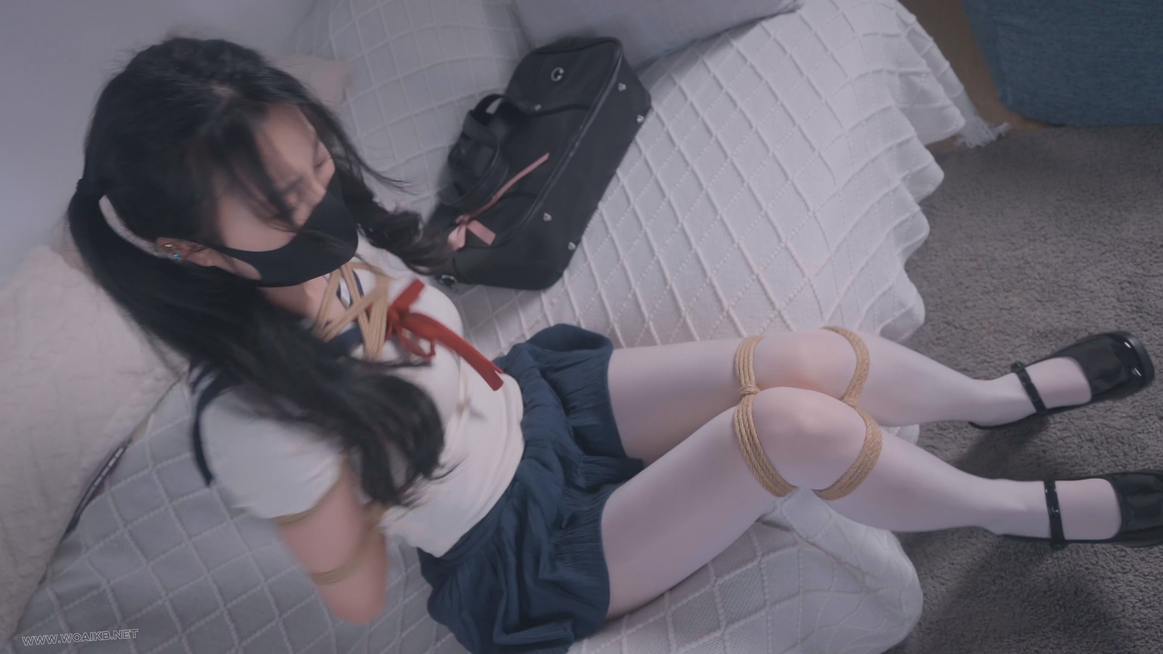 《差生的课后惩罚》课后补习的女同学敲响了老师家的门，没想到被老师在水杯里下了 预览图