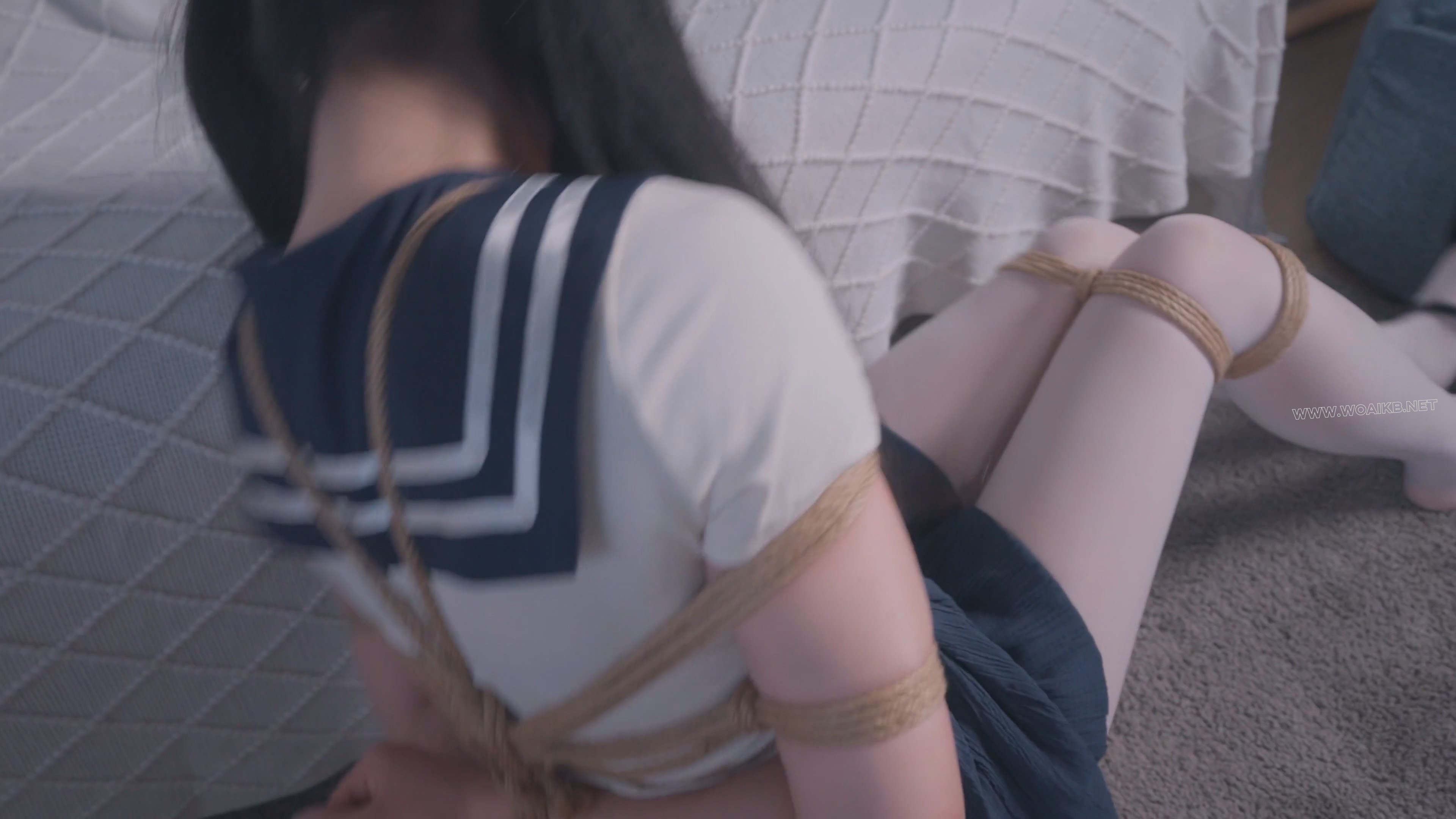 《差生的课后惩罚》课后补习的女同学敲响了老师家的门，没想到被老师在水杯里下了 预览图