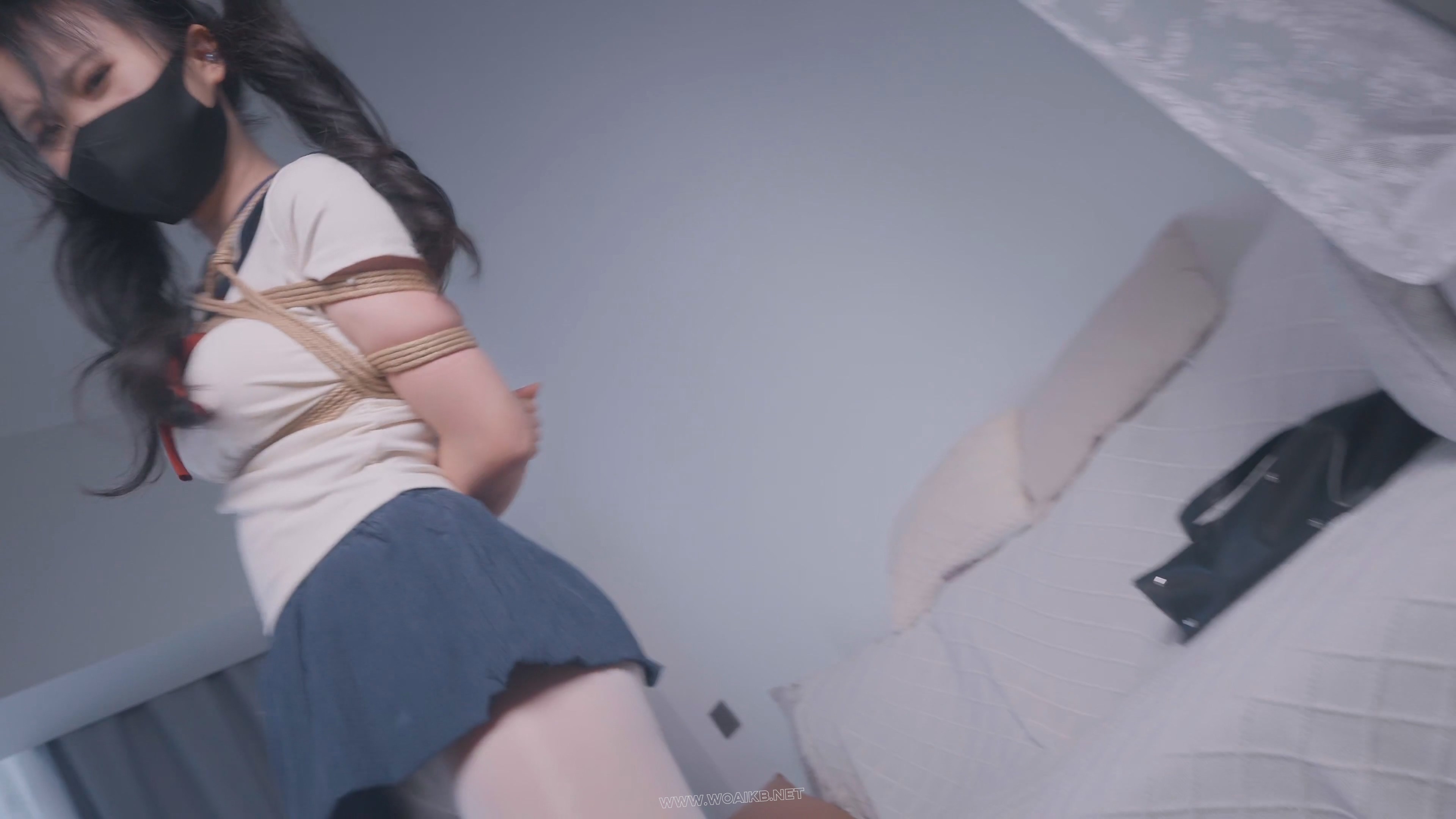 《差生的课后惩罚》课后补习的女同学敲响了老师家的门，没想到被老师在水杯里下了 预览图