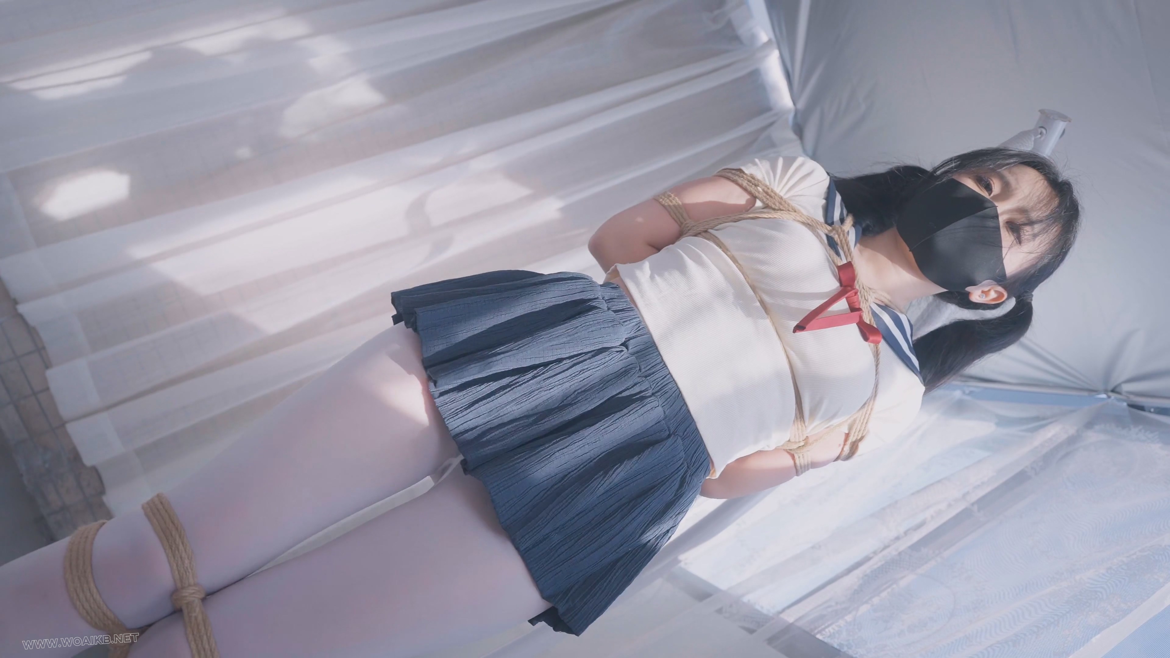 《差生的课后惩罚》课后补习的女同学敲响了老师家的门，没想到被老师在水杯里下了 预览图