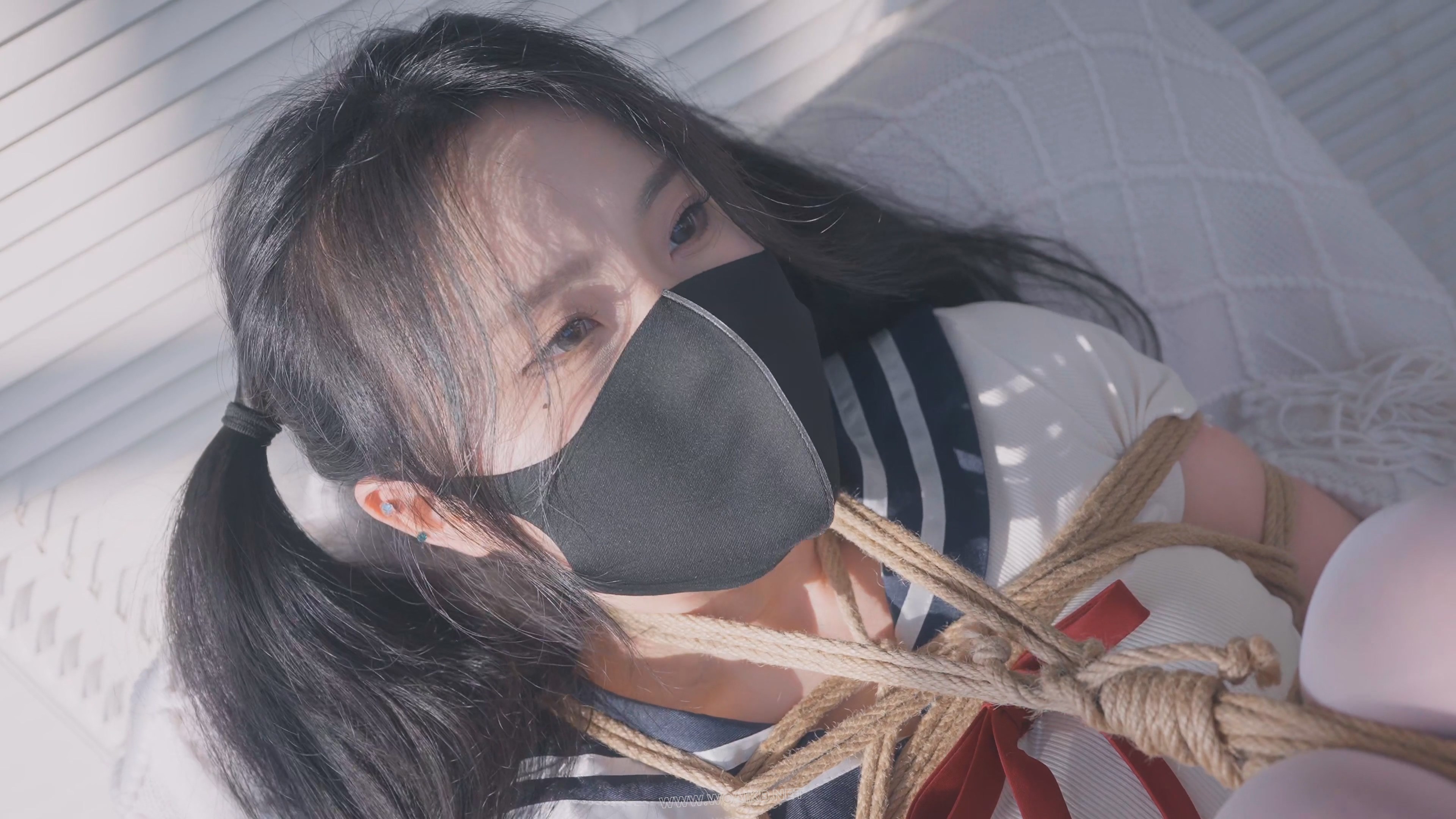 《差生的课后惩罚》课后补习的女同学敲响了老师家的门，没想到被老师在水杯里下了 预览图