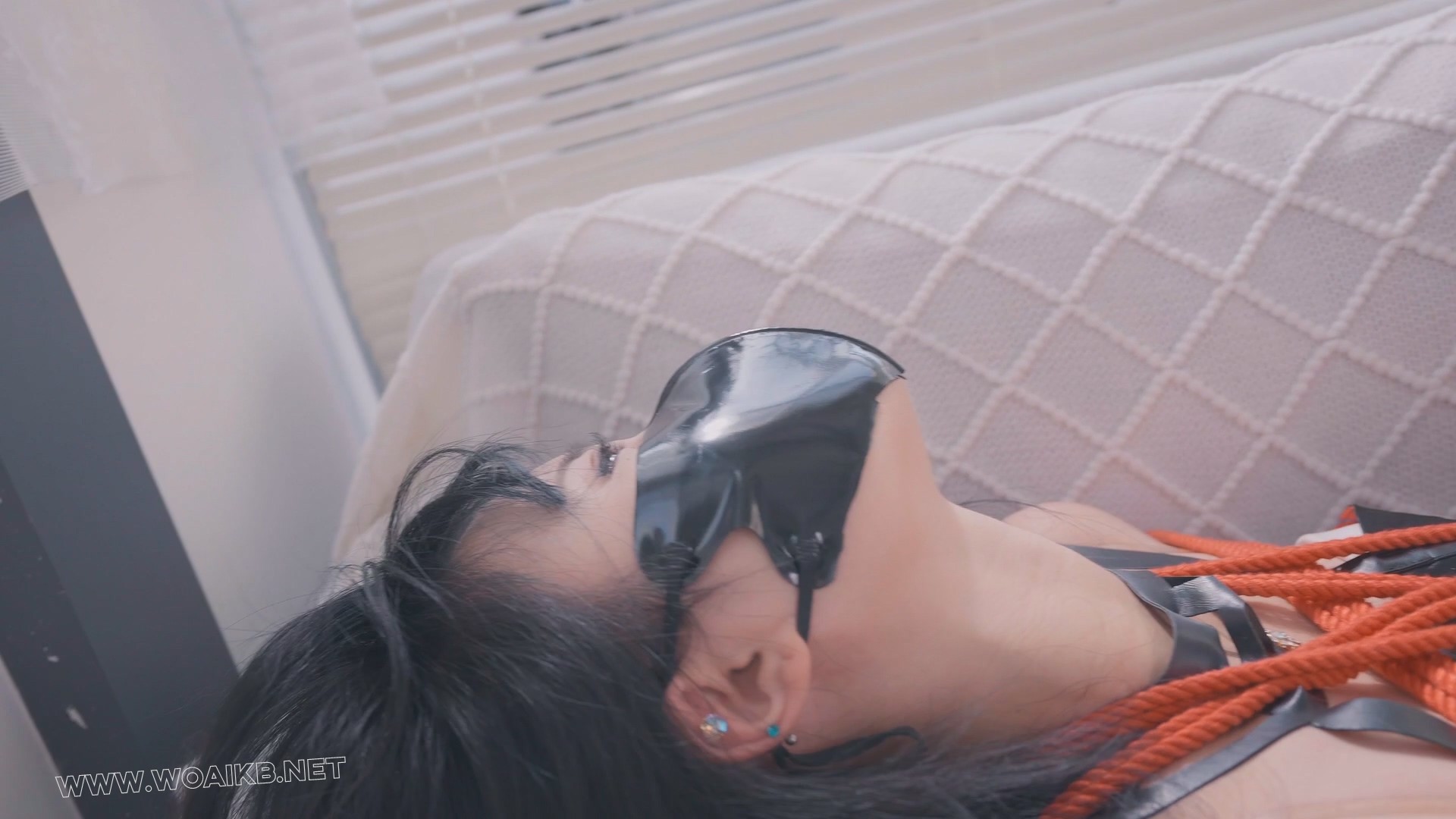 《cos约尔小姐》约尔太太执行任务中被偷袭绑了起来，跪吊+日式直腿+两次强_高+跳da 预览图