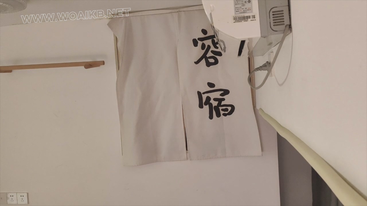 旅游时救下被锁在柜子里呼救的萝莉女仆，用棒棒高c后放在餐桌上驷马玩弄 预览图