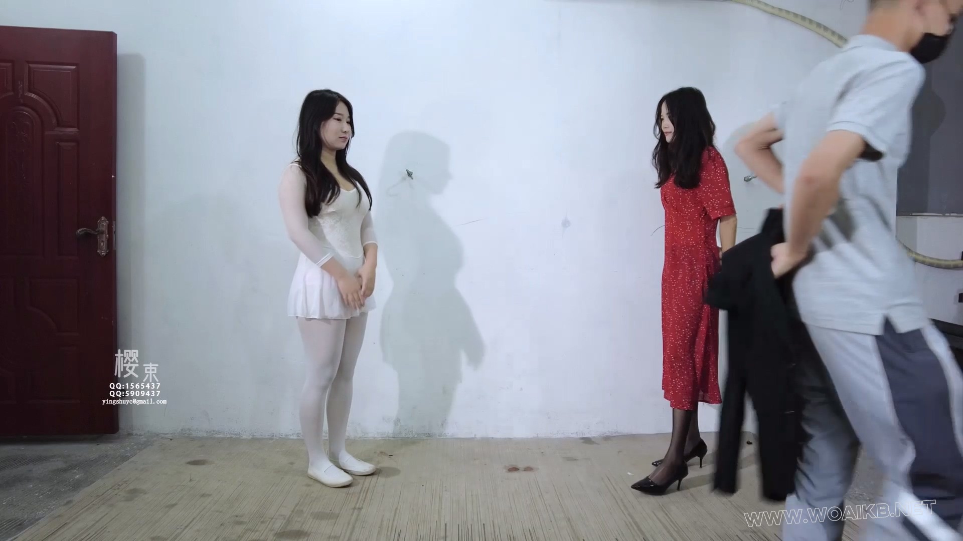 《继父的关爱》平常就爱时常偷窥继女换衣服的父亲今天刚好接到女儿舞蹈老师的告状 预览图