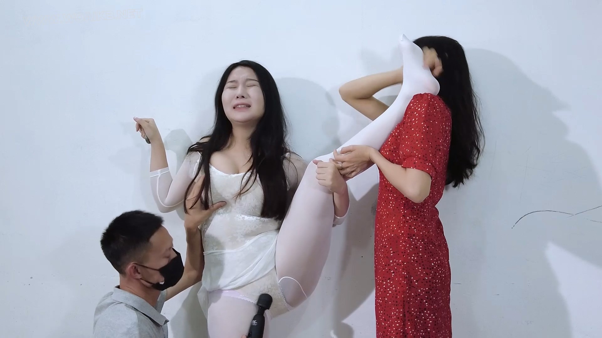 《继父的关爱》平常就爱时常偷窥继女换衣服的父亲今天刚好接到女儿舞蹈老师的告状 预览图