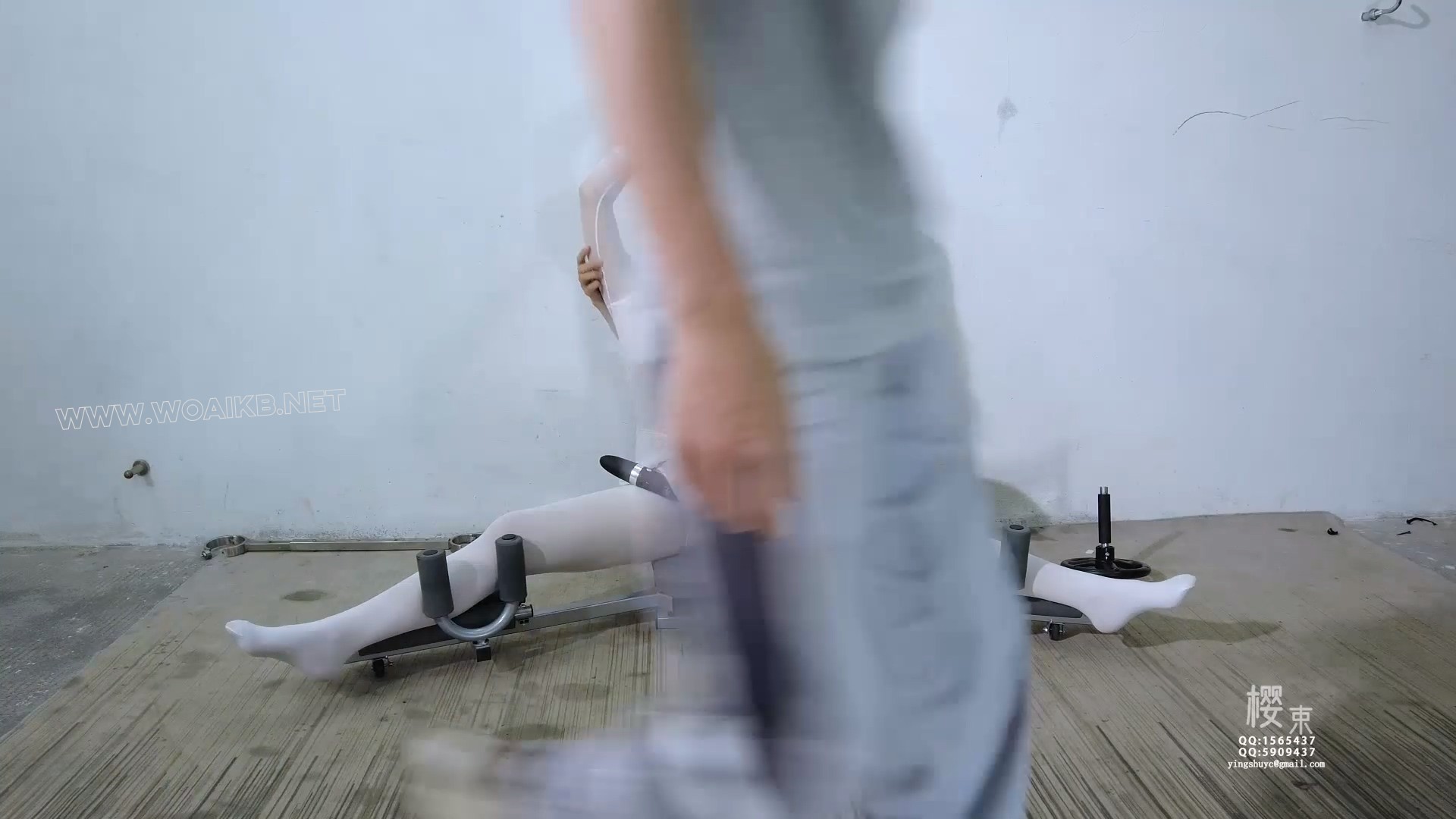 《继父的关爱》平常就爱时常偷窥继女换衣服的父亲今天刚好接到女儿舞蹈老师的告状 预览图