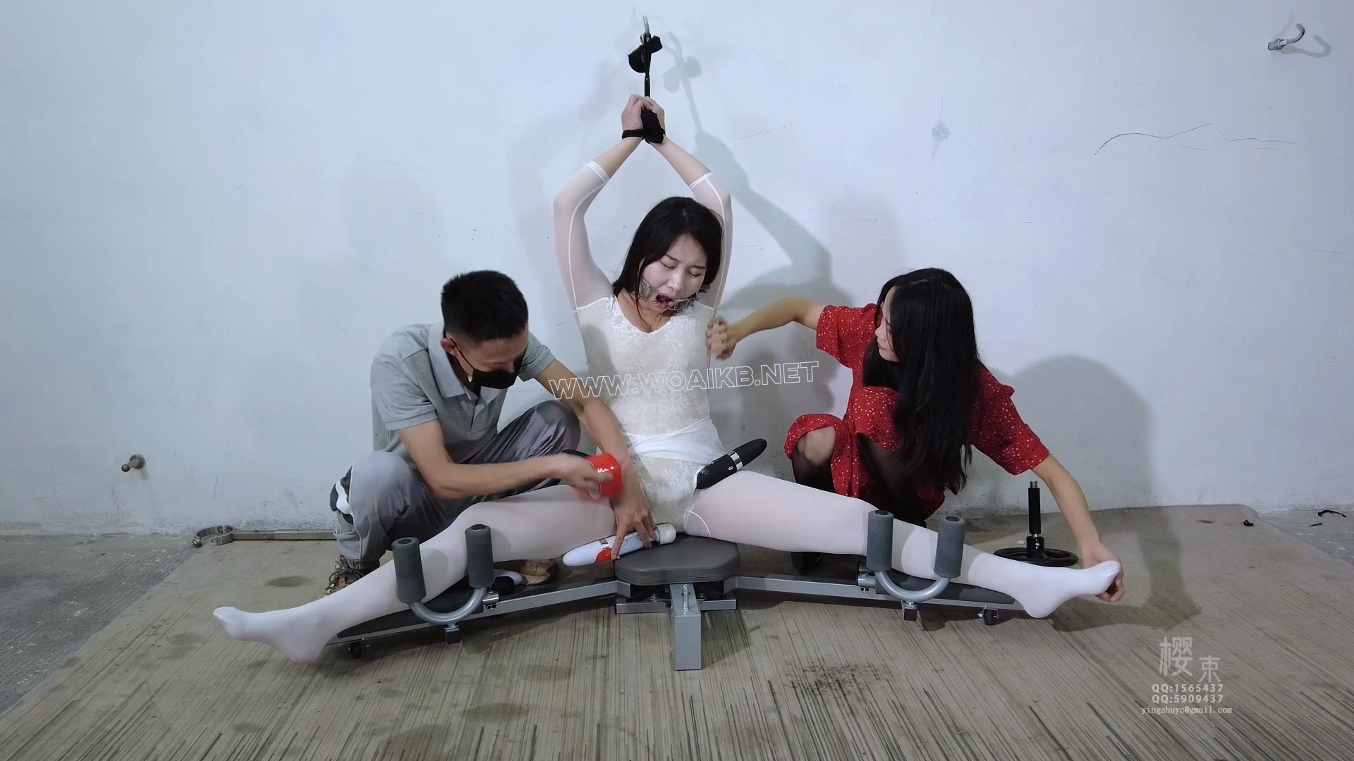 《继父的关爱》平常就爱时常偷窥继女换衣服的父亲今天刚好接到女儿舞蹈老师的告状 预览图