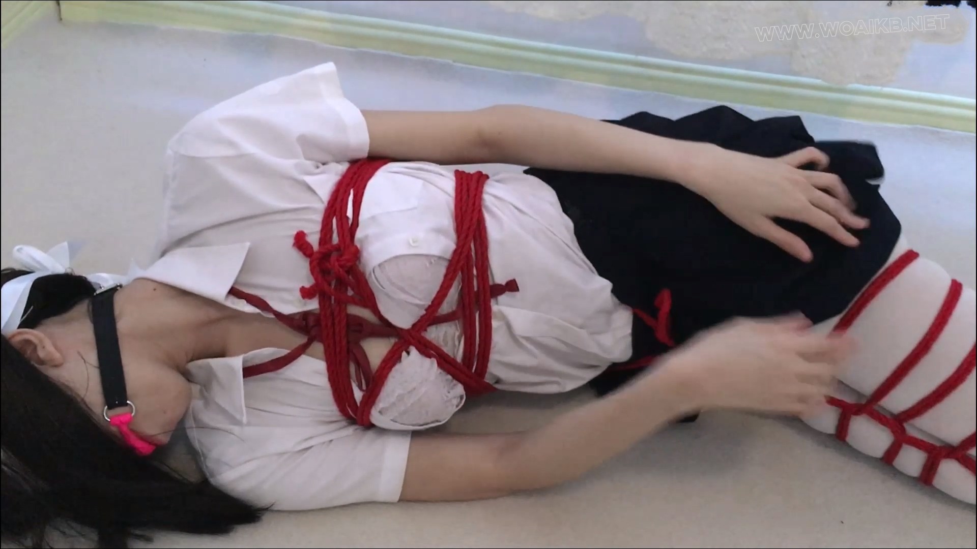 【尤美加奈】JK少女独自在家，看小黄漫自缚被闯入！自缚蛇缚 X 自戴口球 X 股绳 X 预览图
