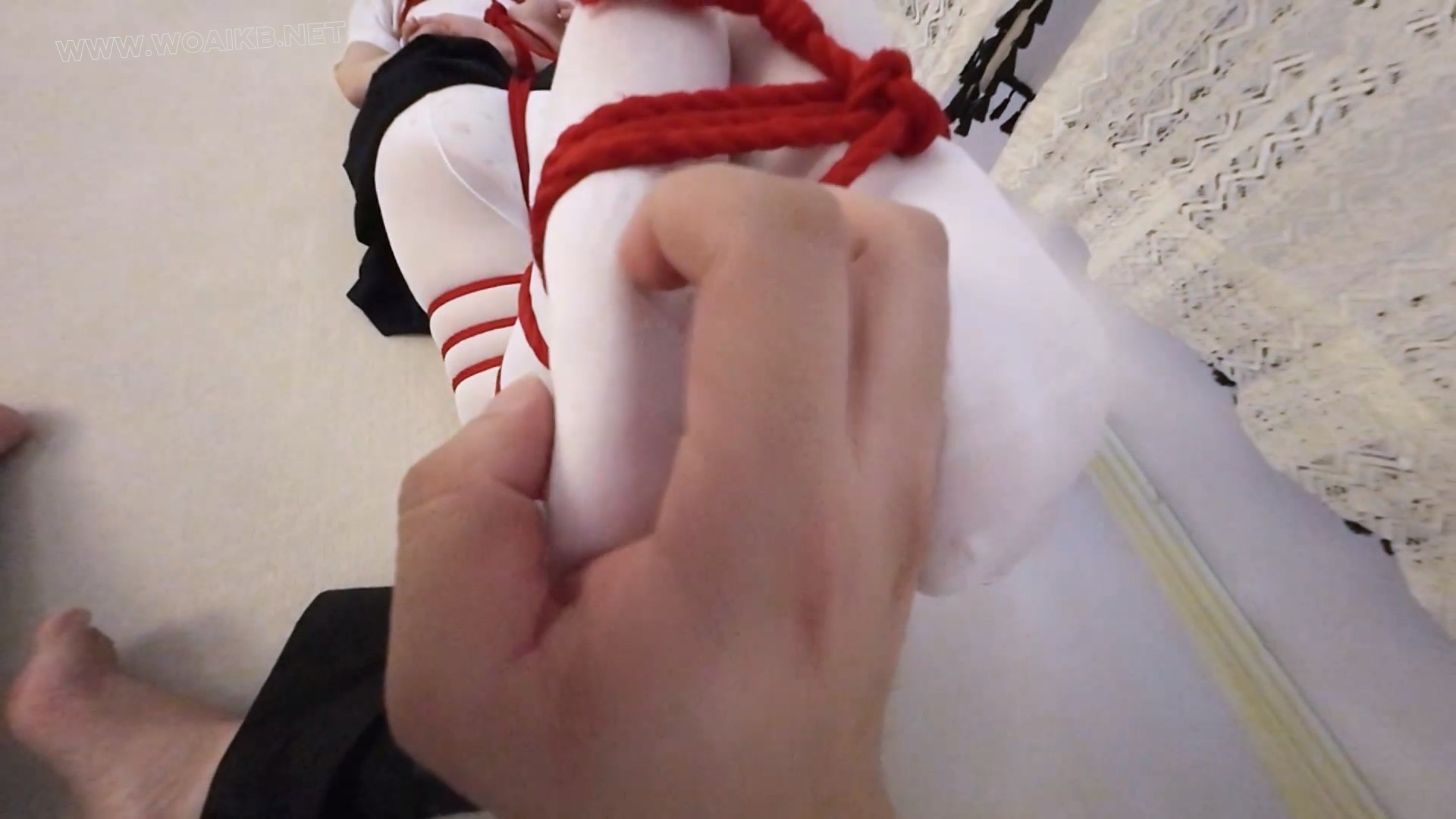 【尤美加奈】JK少女独自在家，看小黄漫自缚被闯入！自缚蛇缚 X 自戴口球 X 股绳 X 预览图