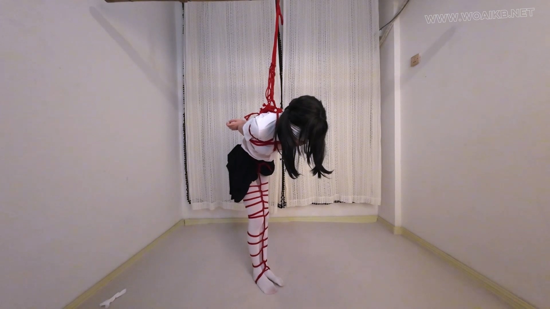 【尤美加奈】JK少女独自在家，看小黄漫自缚被闯入！自缚蛇缚 X 自戴口球 X 股绳 X 预览图