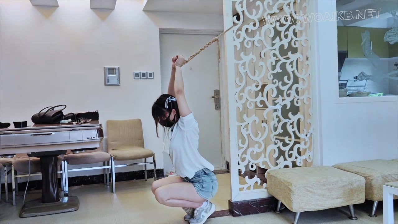 海砂-吊缚体罚清纯运动型邻家小妹，绑在柱子上反复摩擦sp 预览图