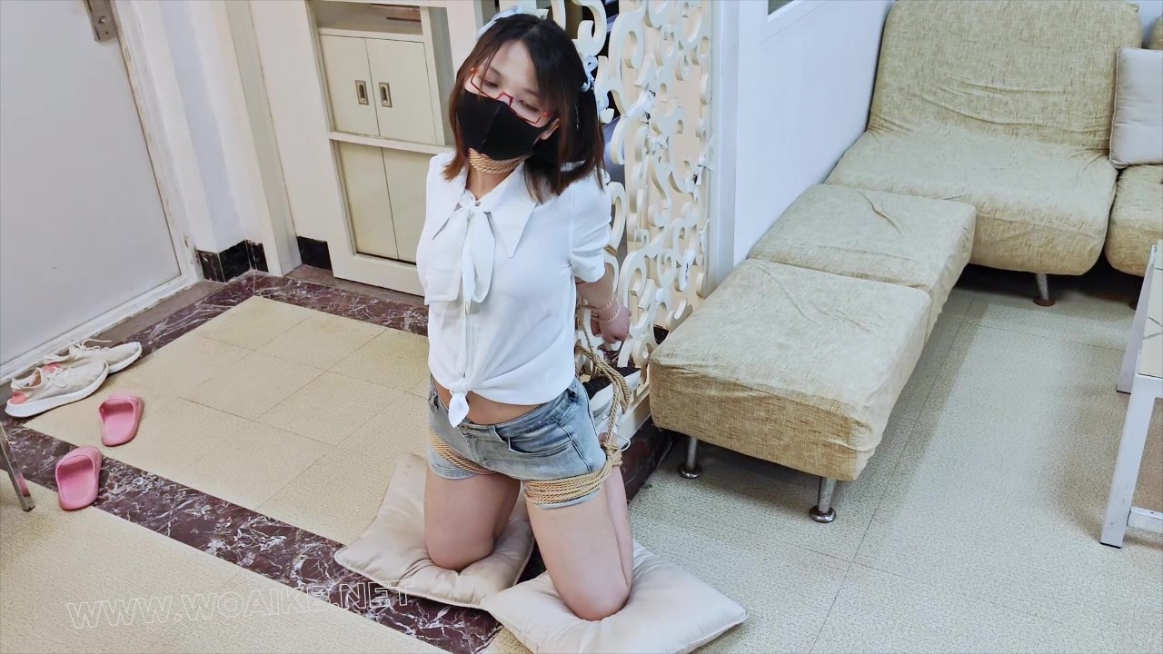 海砂-吊缚体罚清纯运动型邻家小妹，绑在柱子上反复摩擦sp 预览图