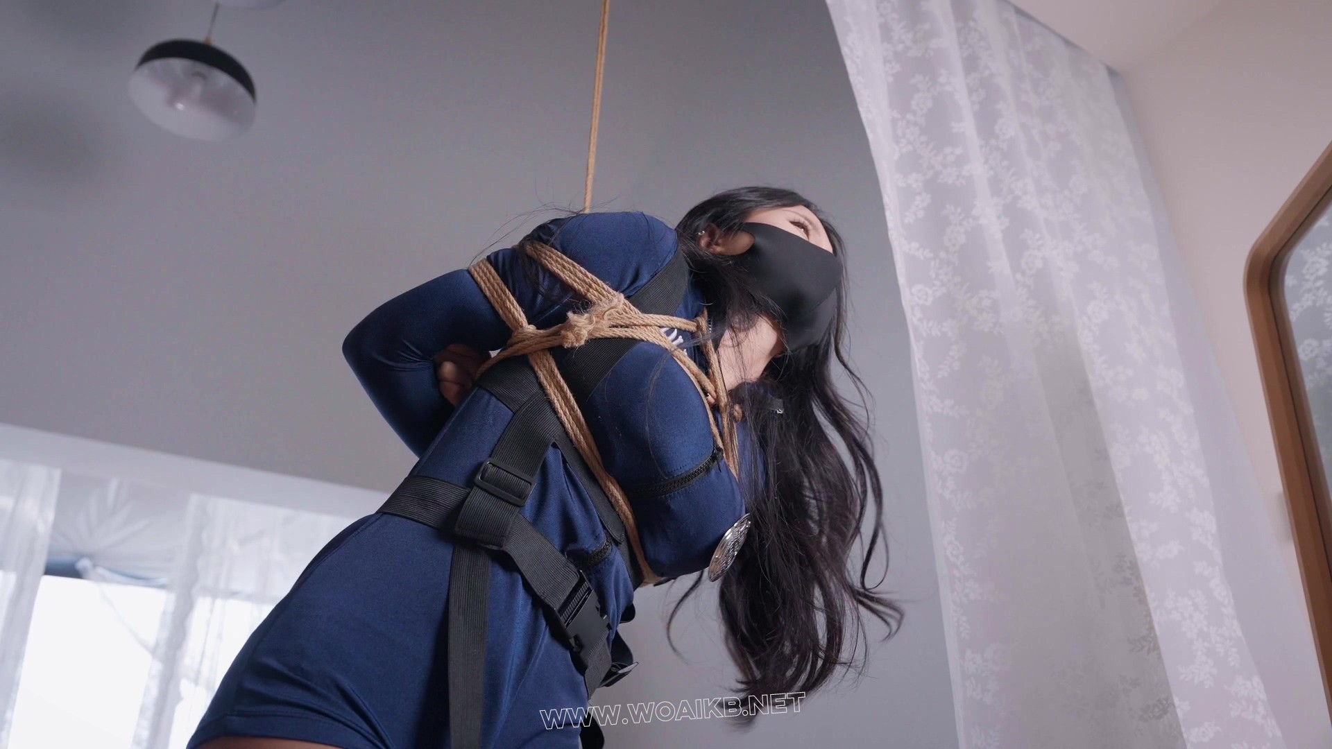《女巡逻官》女巡逻官贴罚单被记恨强行绑架拖回家！！ 预览图
