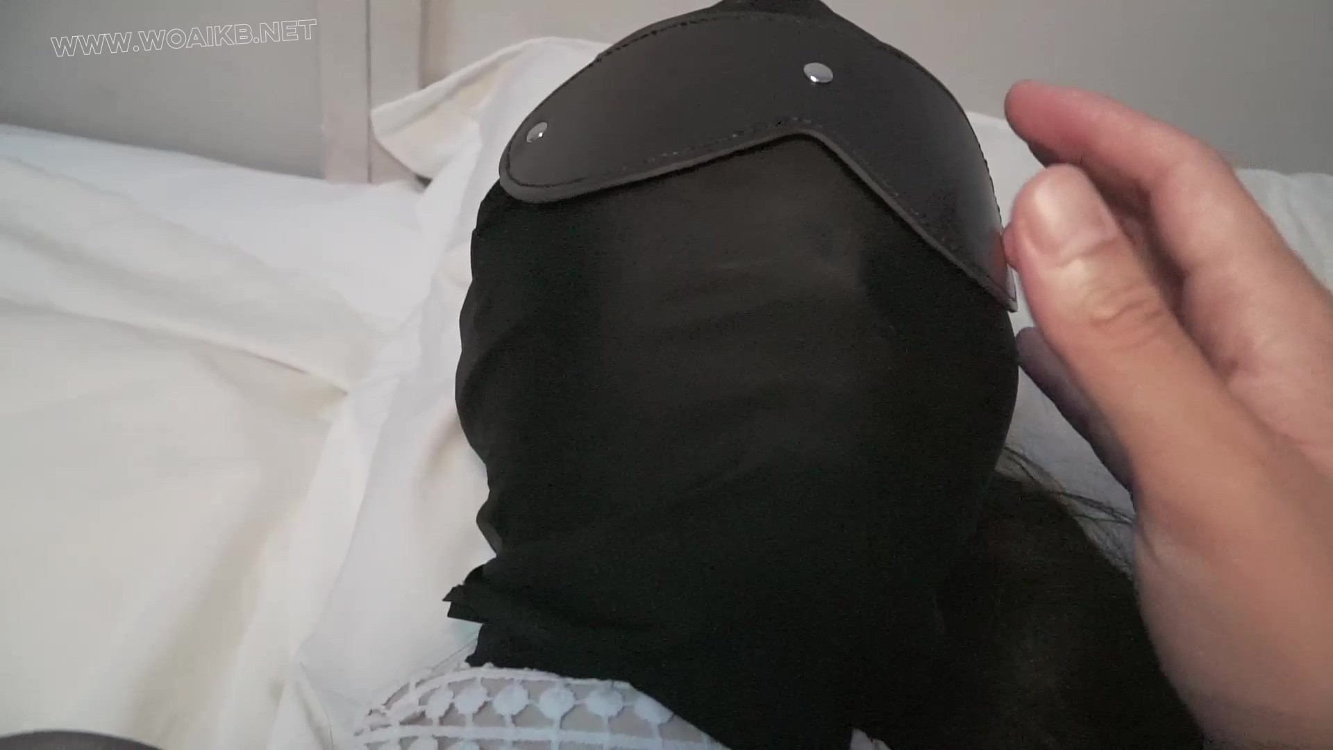 全程第一人称视角，00后黑丝小美女被反绑强制…… 预览图