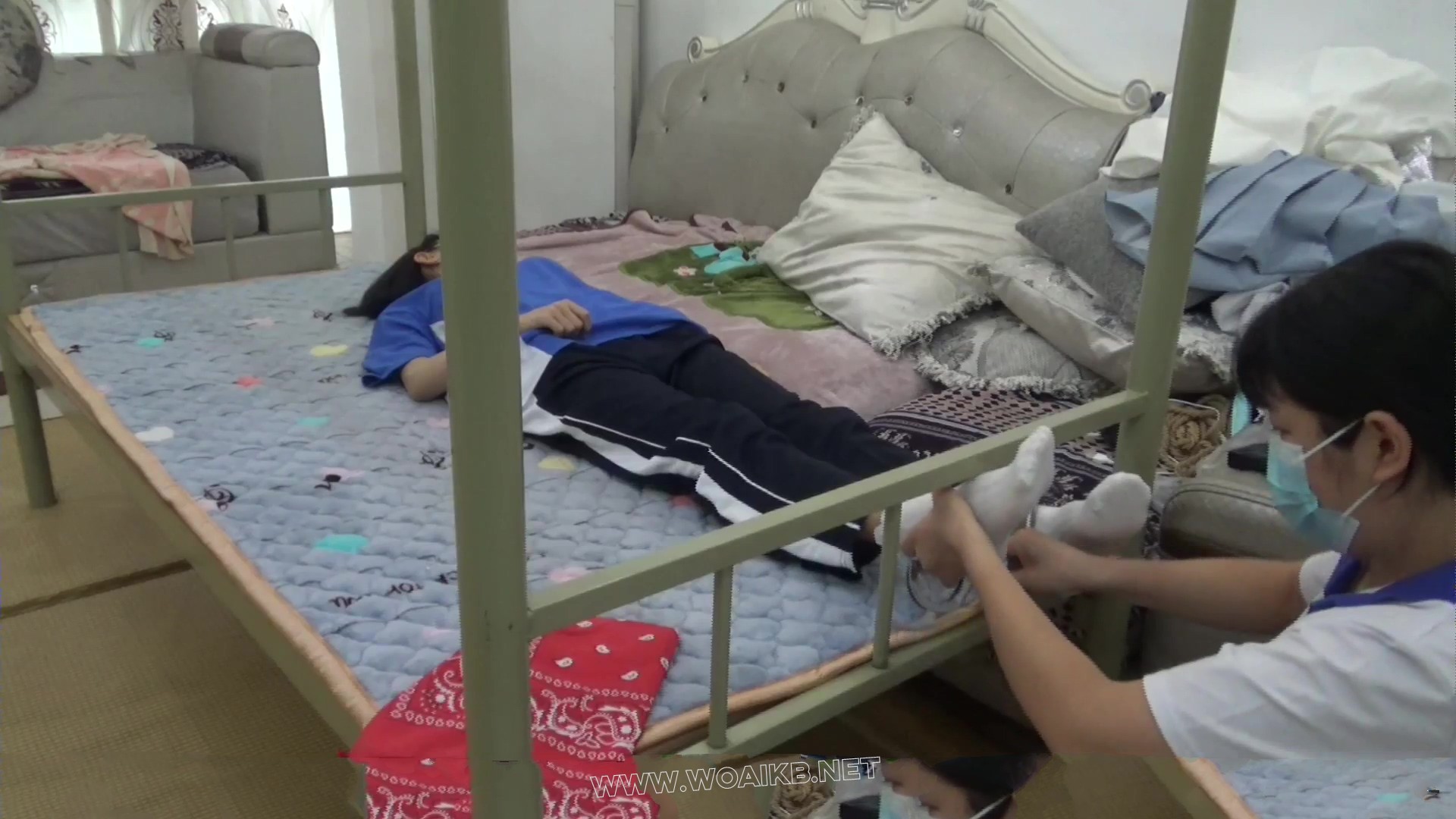 【玉箫】【红豆】迷晕自铐女子大学生 白袜白丝校服双人拷在床上玩 被宿管男入室一 预览图