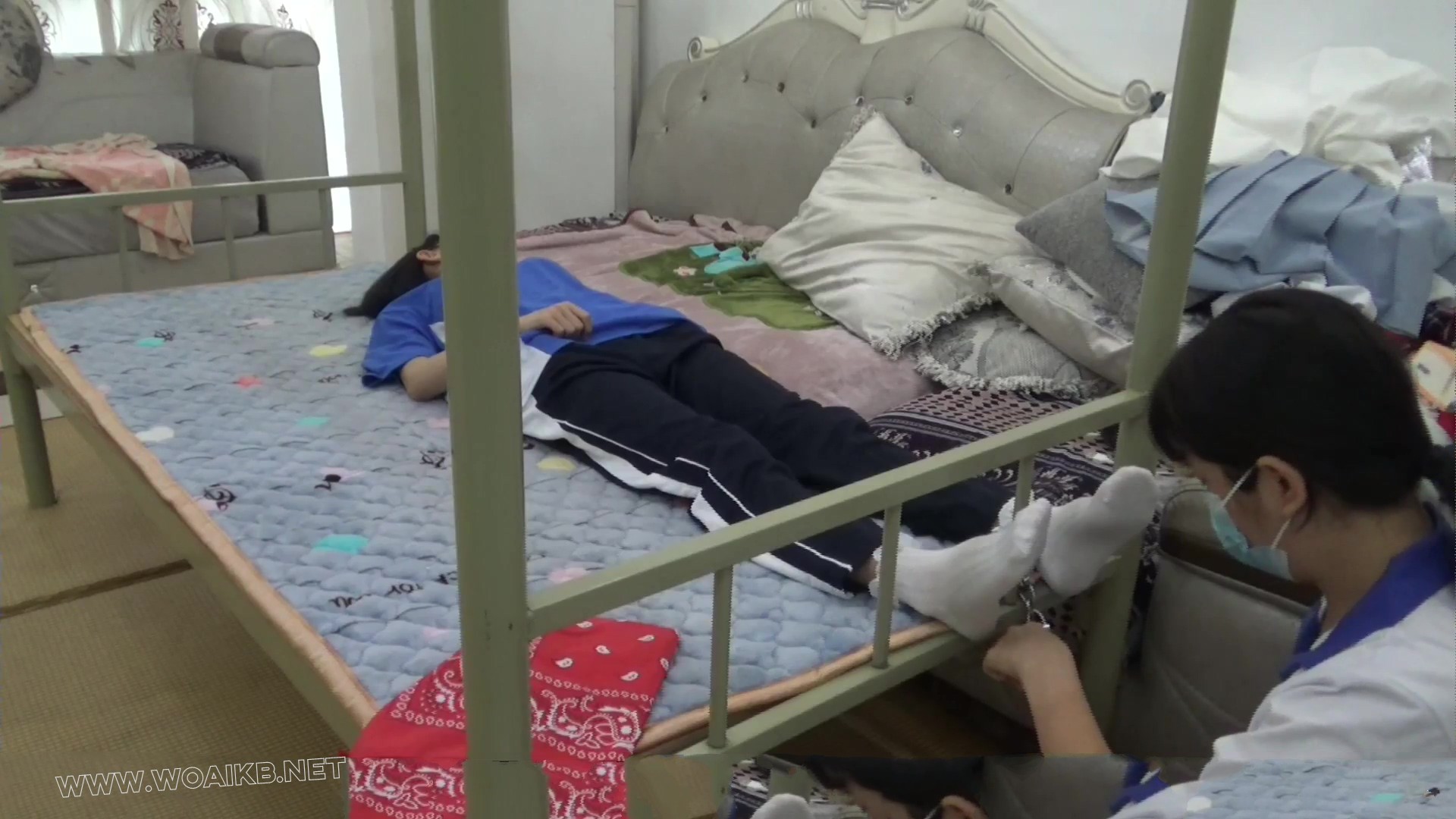 【玉箫】【红豆】迷晕自铐女子大学生 白袜白丝校服双人拷在床上玩 被宿管男入室一 预览图