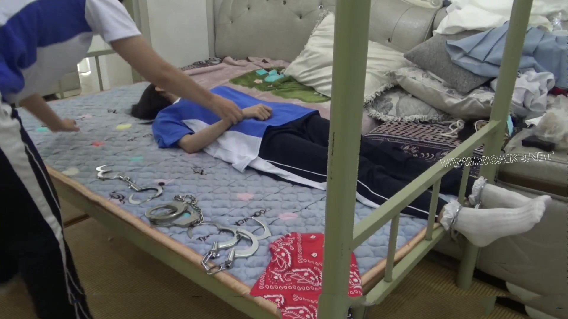 【玉箫】【红豆】迷晕自铐女子大学生 白袜白丝校服双人拷在床上玩 被宿管男入室一 预览图