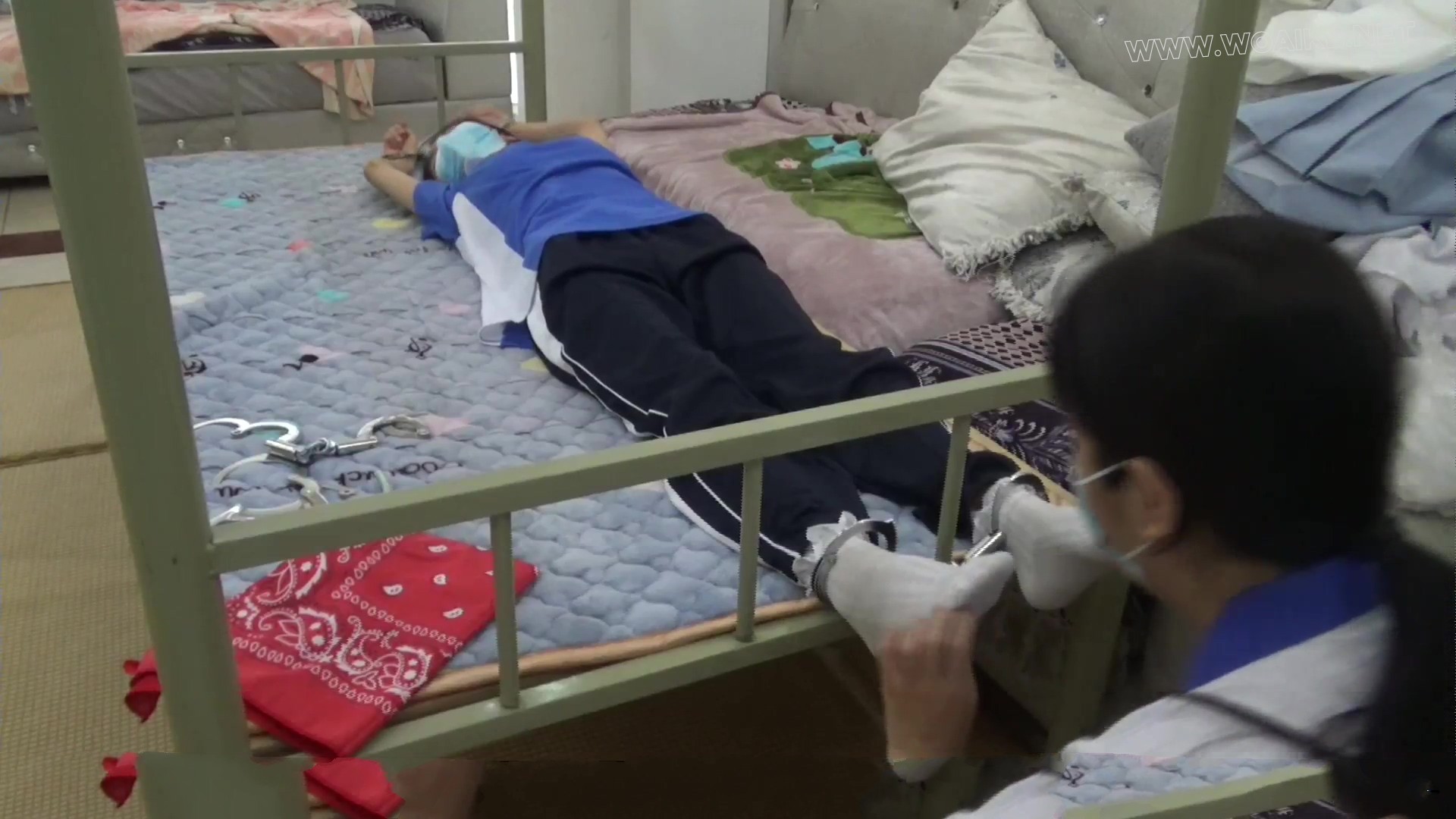 【玉箫】【红豆】迷晕自铐女子大学生 白袜白丝校服双人拷在床上玩 被宿管男入室一 预览图