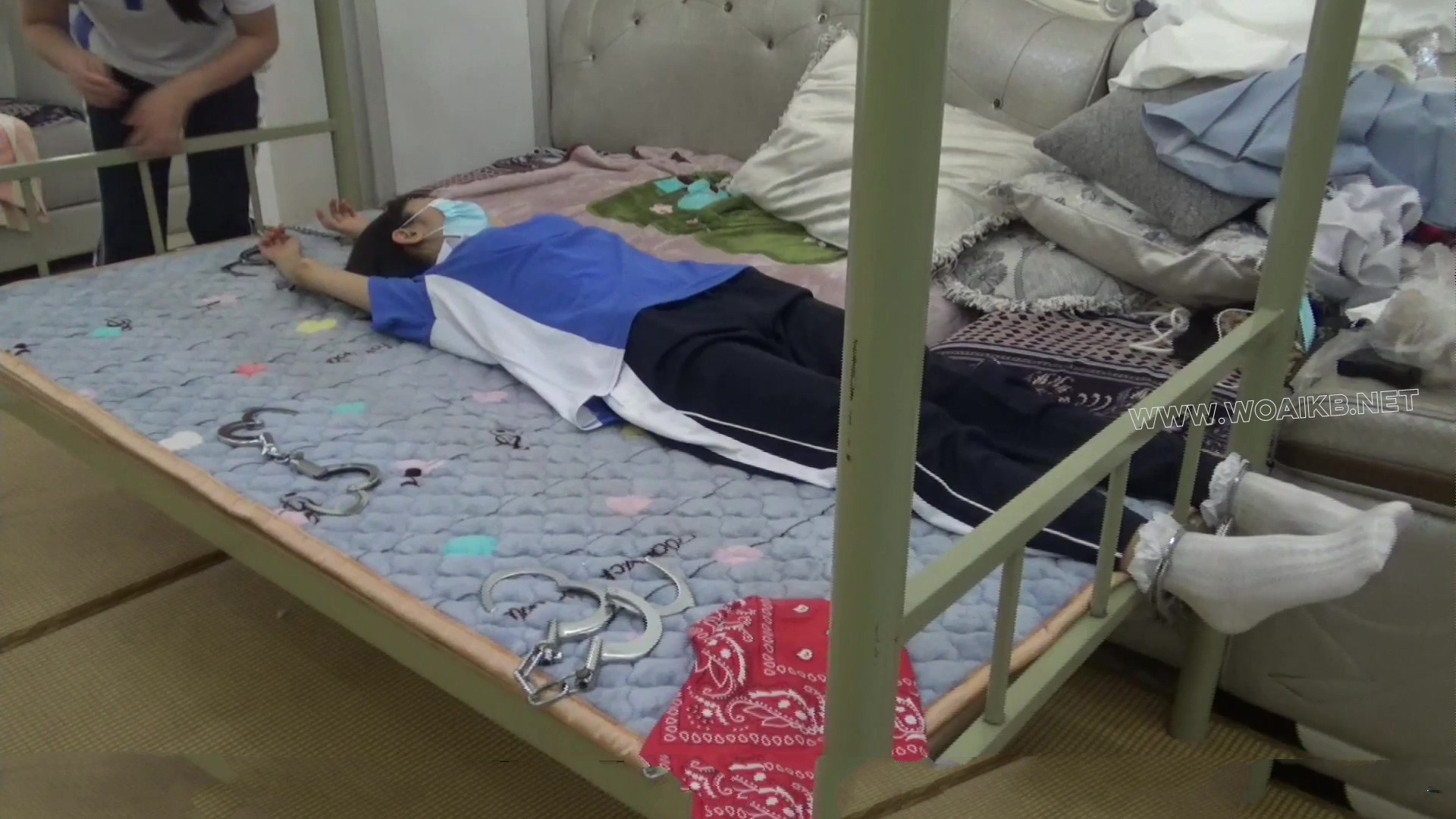 【玉箫】【红豆】迷晕自铐女子大学生 白袜白丝校服双人拷在床上玩 被宿管男入室一 预览图
