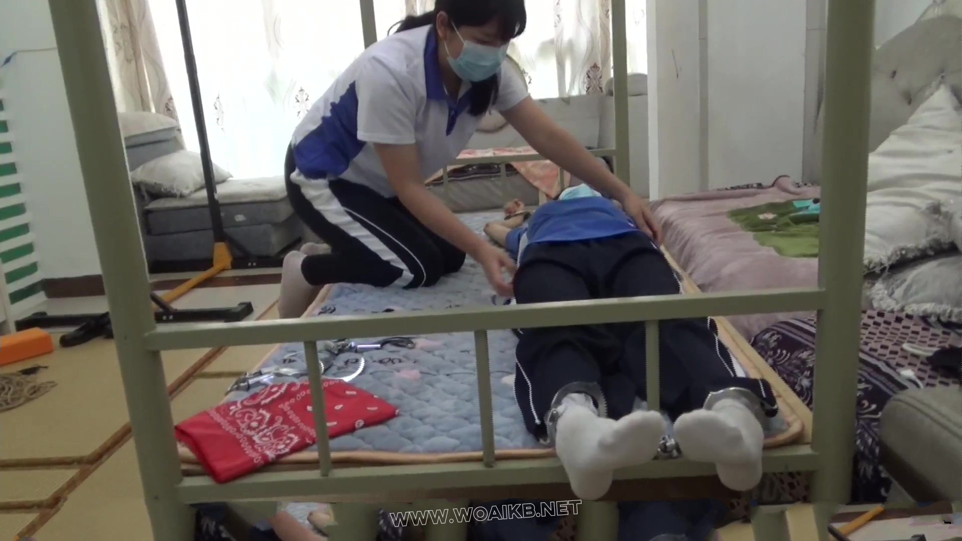 【玉箫】【红豆】迷晕自铐女子大学生 白袜白丝校服双人拷在床上玩 被宿管男入室一 预览图
