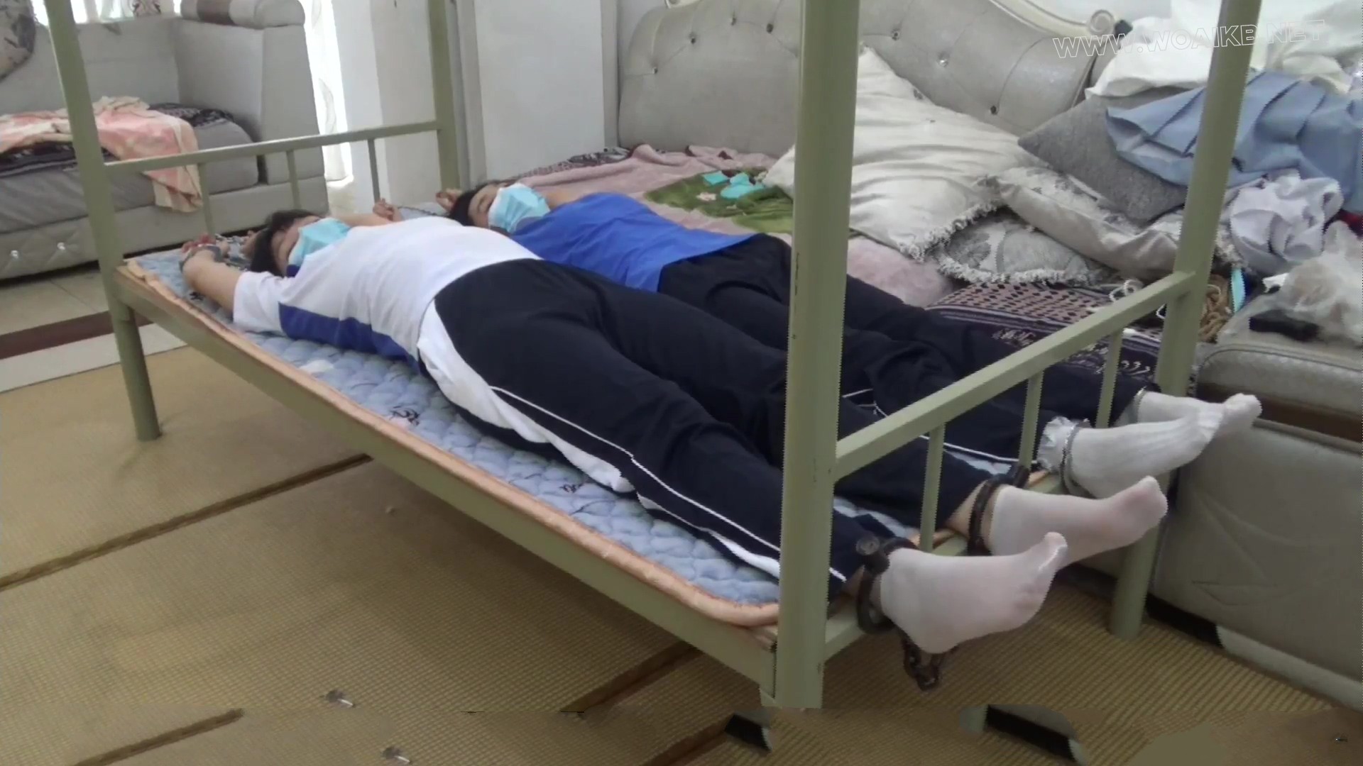 【玉箫】【红豆】迷晕自铐女子大学生 白袜白丝校服双人拷在床上玩 被宿管男入室一 预览图