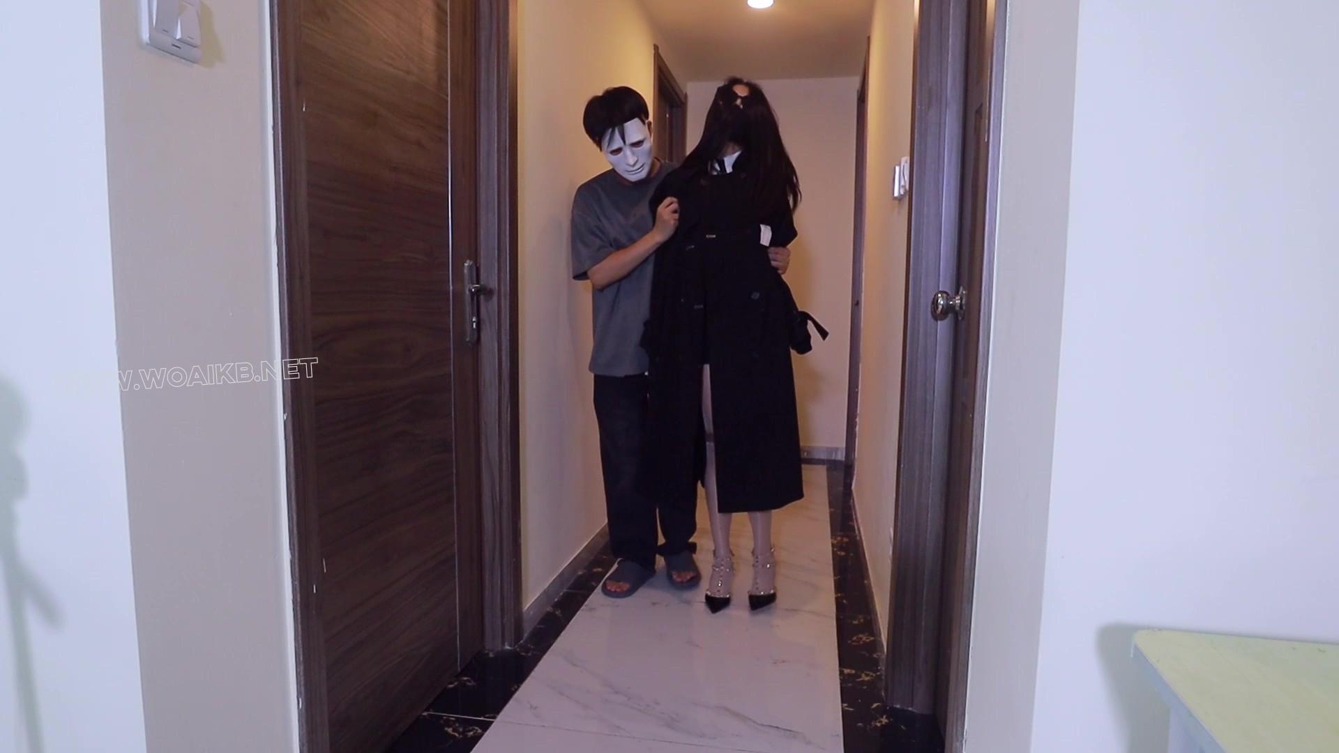 《被捕获的女职员》身体被缚不停反抗，被迫戴上项圈，眼看着恶人抚摸着自己娇弱的… 封面图