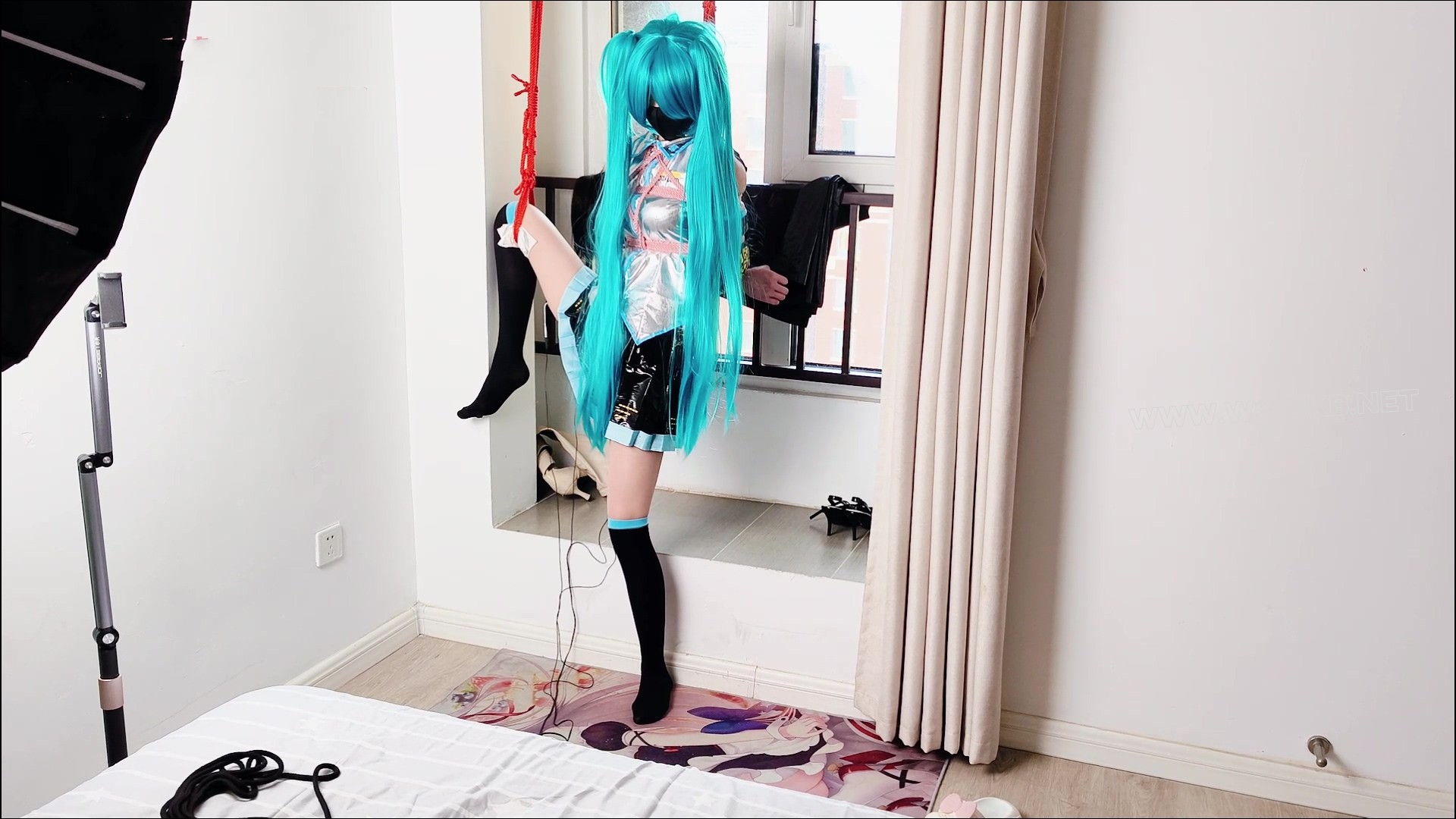 雪儿cos初音漫展结束遭BJ，吊缚初体验，被玩坏的一天 .ZDB 电击 QG 谁来拯救可怜 预览图