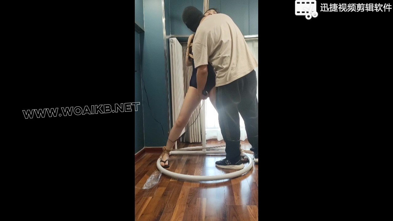 泳装清纯少女紧缚调教+M字开腿+盘腿缚+海老缚+TK挠脚心+双腿吊起+棒棒刺激GC+乳夹+ 预览图