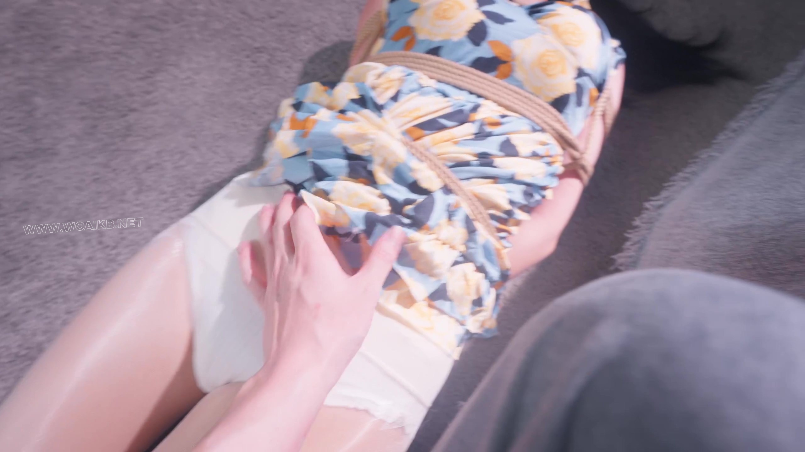 《折磨合租女室友Ⅴ》白丝女室友今天不上班，被我狠狠踩着pp玩！几番折磨，成了我 预览图