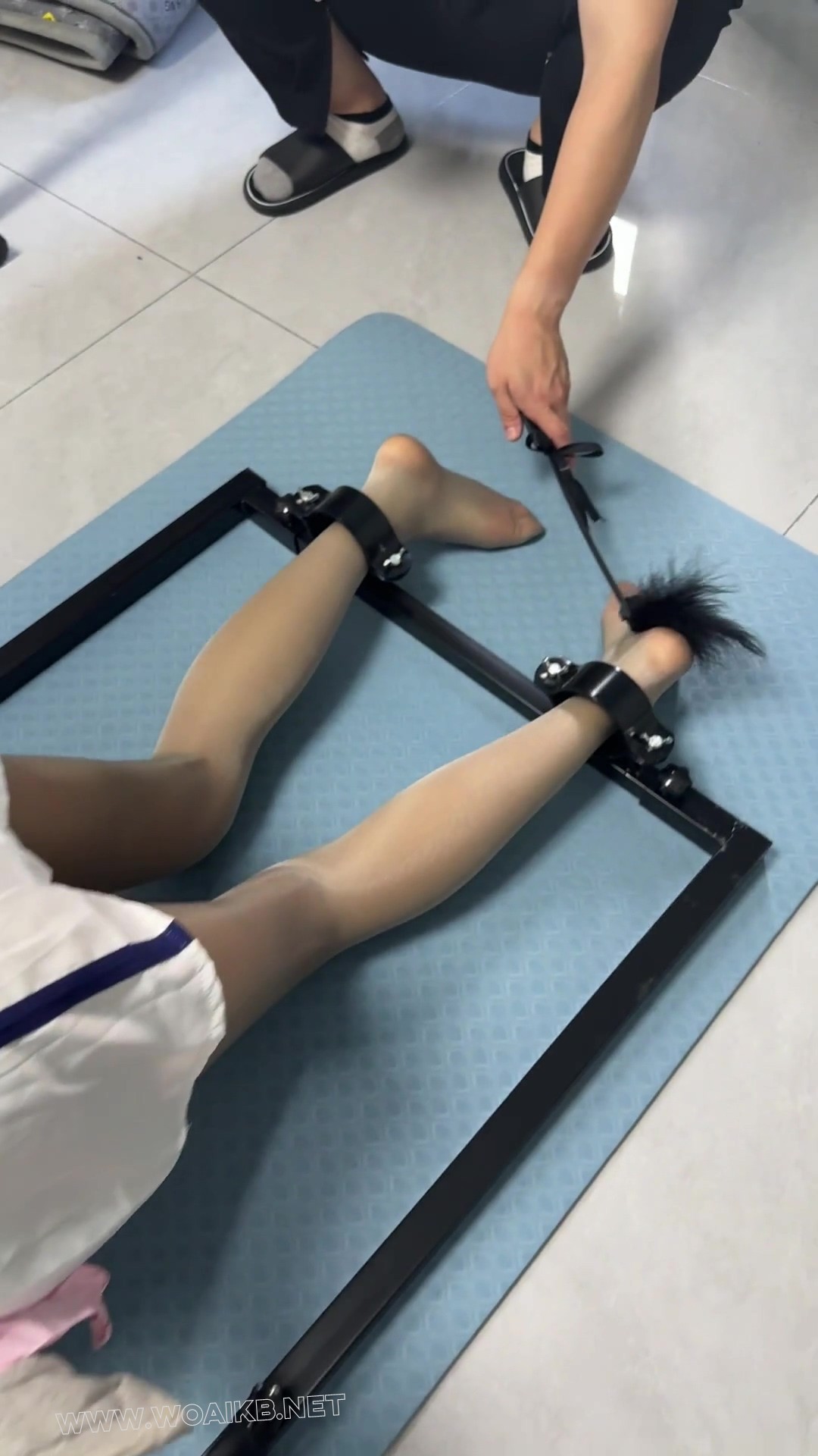 萝莉美少女 禁锢在训狗架上 鞭打屁股 玩脚 挠脚心 预览图