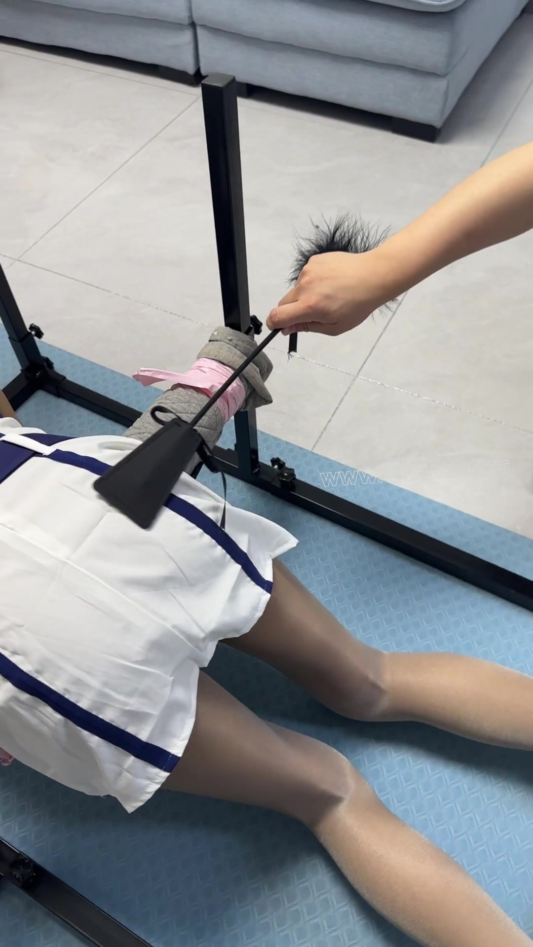 萝莉美少女 禁锢在训狗架上 鞭打屁股 玩脚 挠脚心 预览图