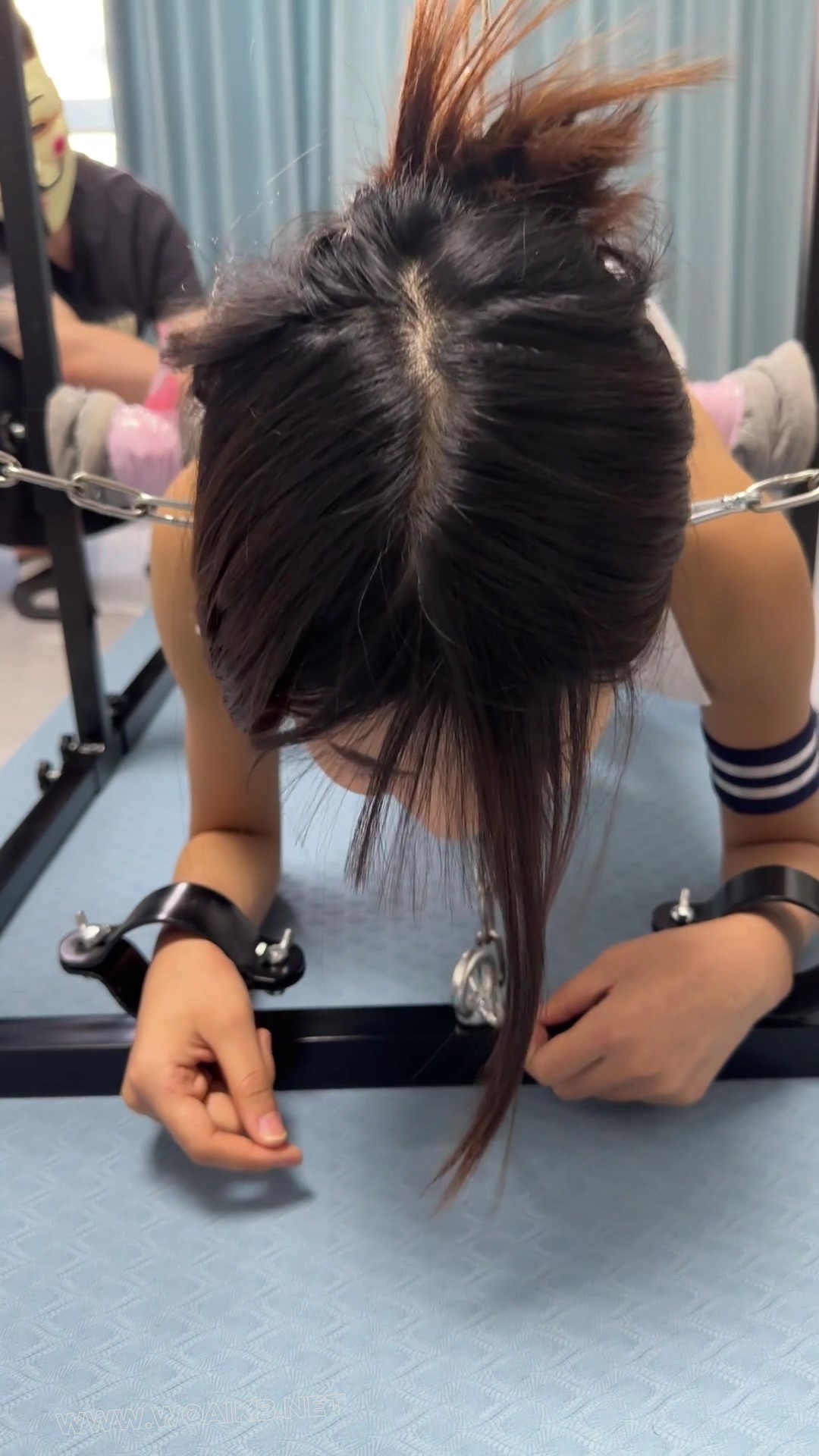 萝莉美少女 禁锢在训狗架上 鞭打屁股 玩脚 挠脚心 预览图