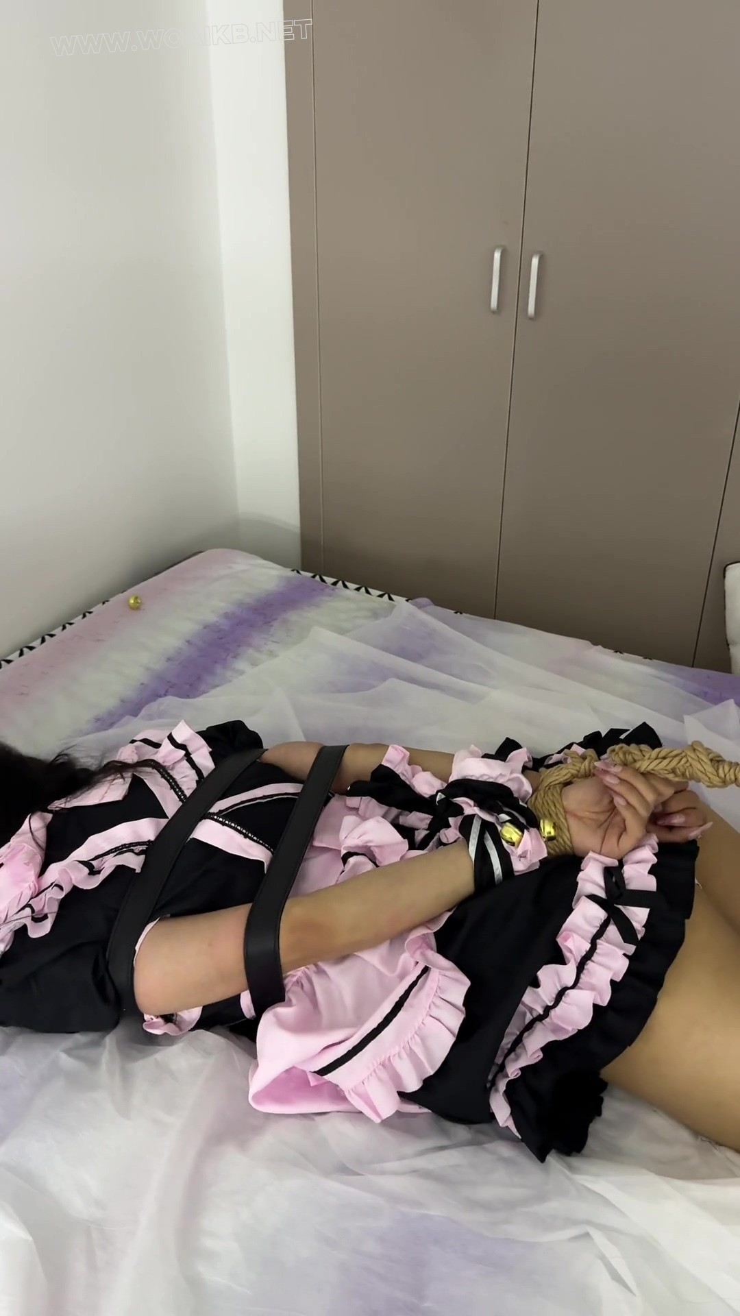 困的第三弹，化身小女仆却惨遭驷马，还要被迫罚站 预览图