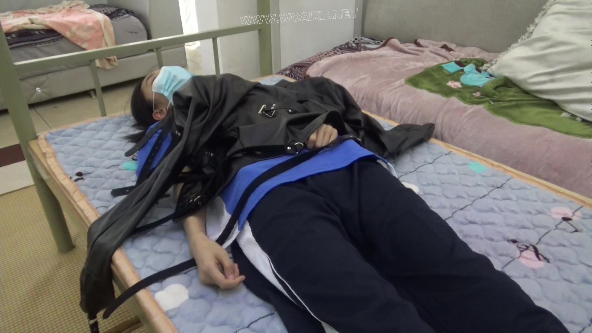 【玉箫】【红豆】定拍剧情片 双人白袜学生被绑架 原味封嘴拘束衣 单手套挠痒玩弄【 预览图