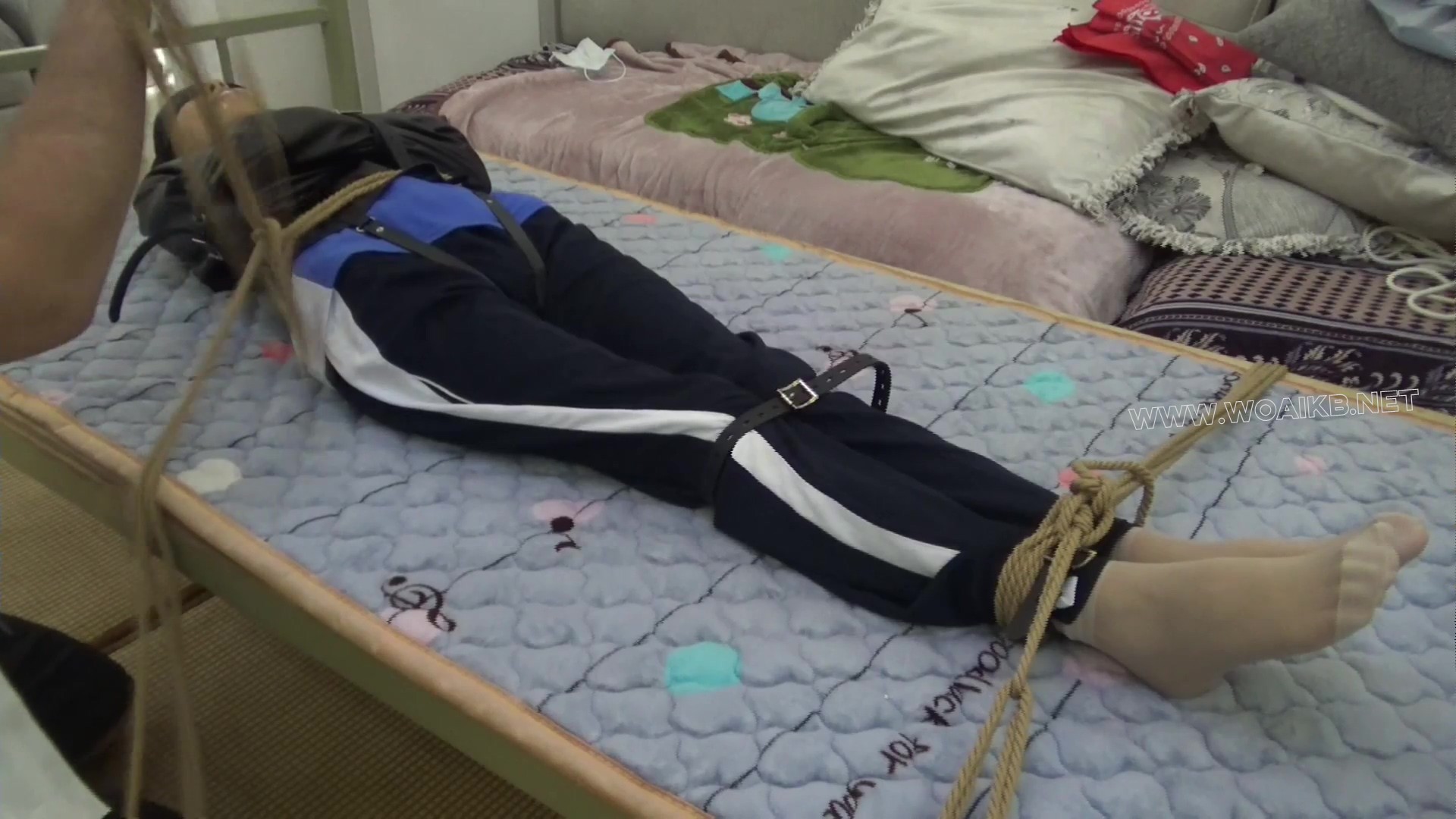 【玉箫】【红豆】定拍剧情片 双人白袜学生被绑架 原味封嘴拘束衣 单手套挠痒玩弄【 预览图