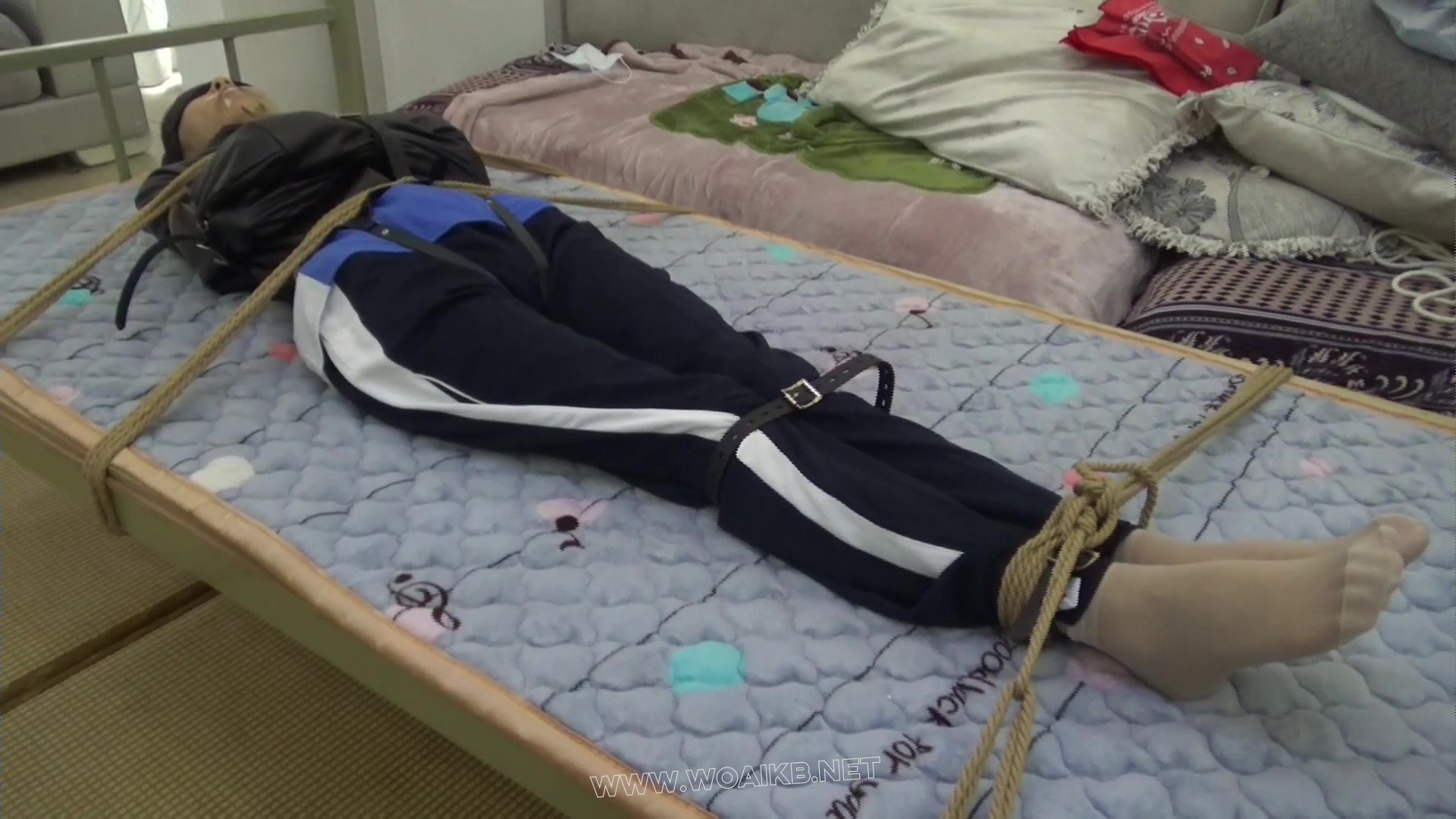 【玉箫】【红豆】定拍剧情片 双人白袜学生被绑架 原味封嘴拘束衣 单手套挠痒玩弄【 预览图