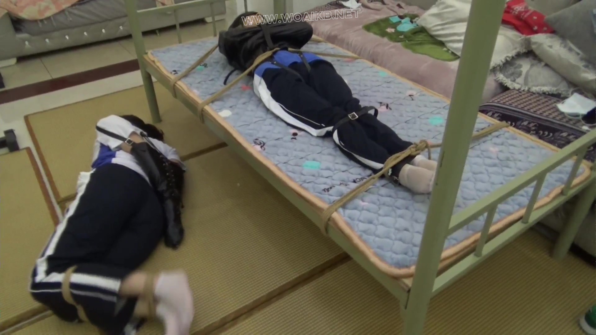 【玉箫】【红豆】定拍剧情片 双人白袜学生被绑架 原味封嘴拘束衣 单手套挠痒玩弄【 预览图