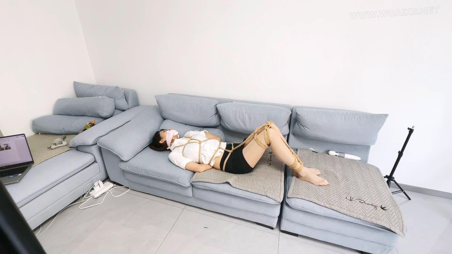 刚下班的姐姐对弟弟特殊的溺爱 被丝袜堵嘴 驷马捆绑 上下开攻 双 强制GC 预览图