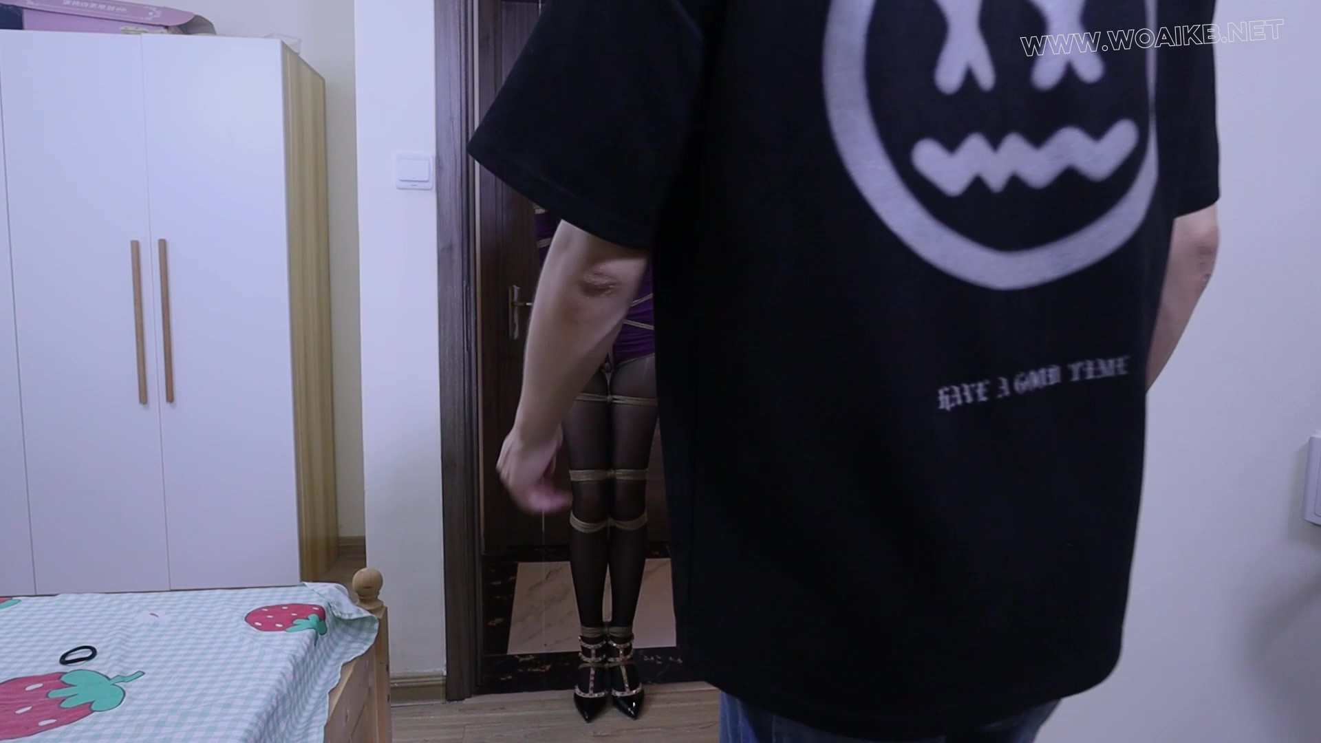 《招聘陷阱》女孩应聘惨遭黑手被调教！无内黑丝，新玩具入体+电击棒棒，股绳紧嘞， 预览图