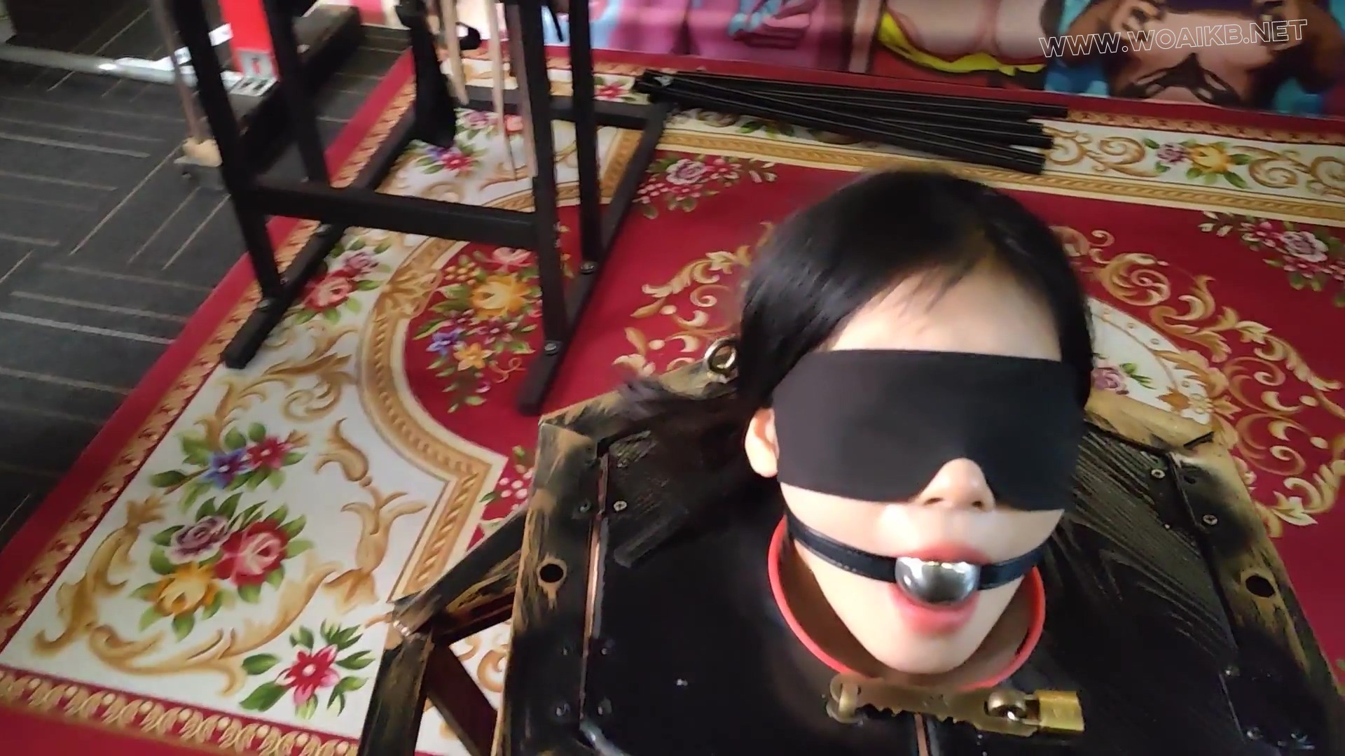 汤圆 胶衣女王装 极限垫脚尖站立鞭打 塞入狭小笼中 预览图