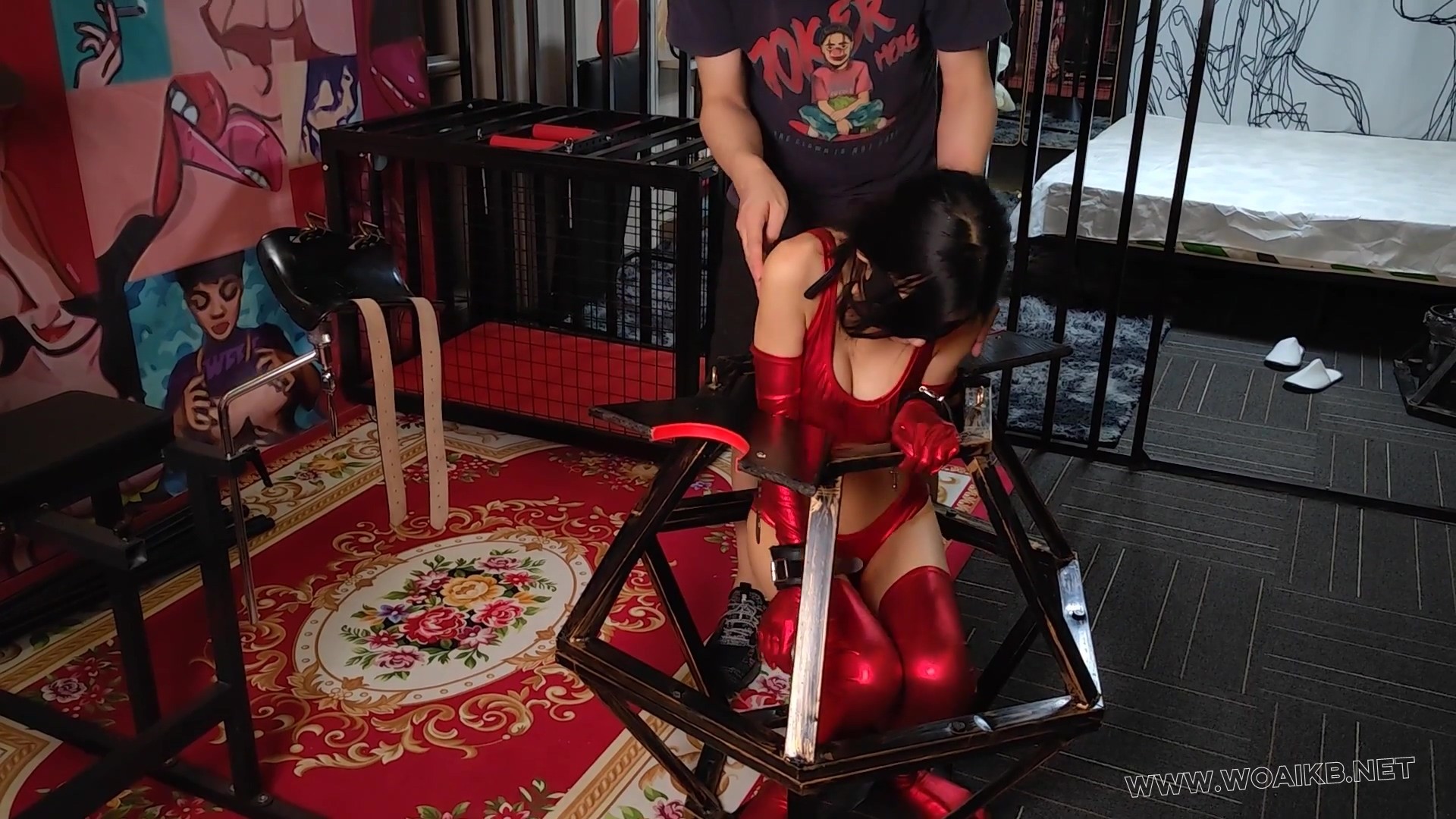 汤圆 胶衣女王装 极限垫脚尖站立鞭打 塞入狭小笼中 预览图