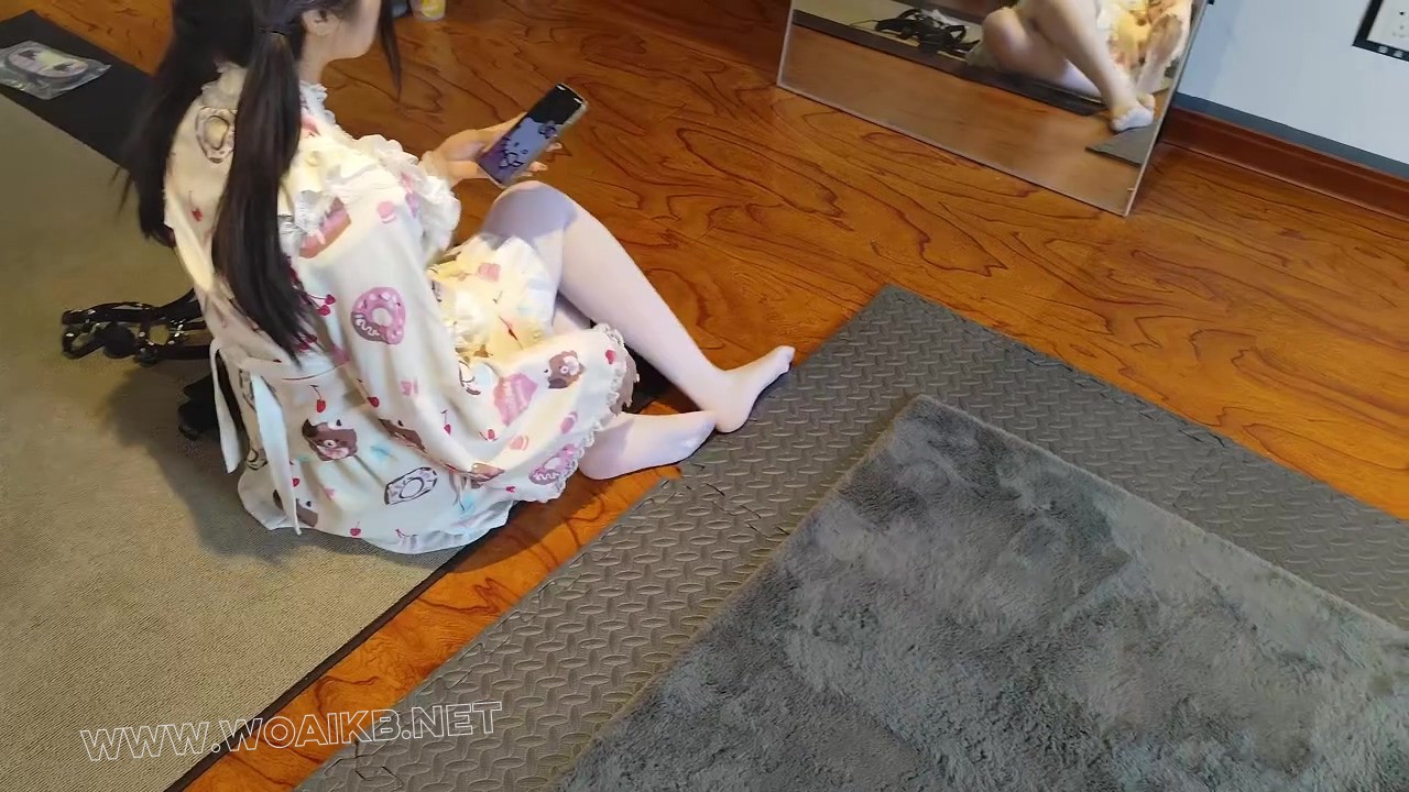 小羊妹妹的单人玩具体验，06年刚满18岁的小妹妹 高强度郊狼电击 铁链吊缚 丝袜塞嘴 预览图