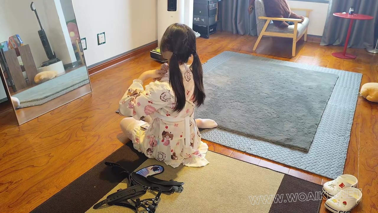 小羊妹妹的单人玩具体验，06年刚满18岁的小妹妹 高强度郊狼电击 铁链吊缚 丝袜塞嘴 预览图