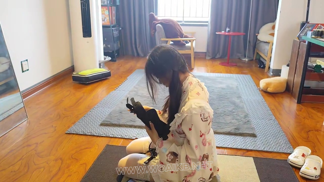 小羊妹妹的单人玩具体验，06年刚满18岁的小妹妹 高强度郊狼电击 铁链吊缚 丝袜塞嘴 预览图